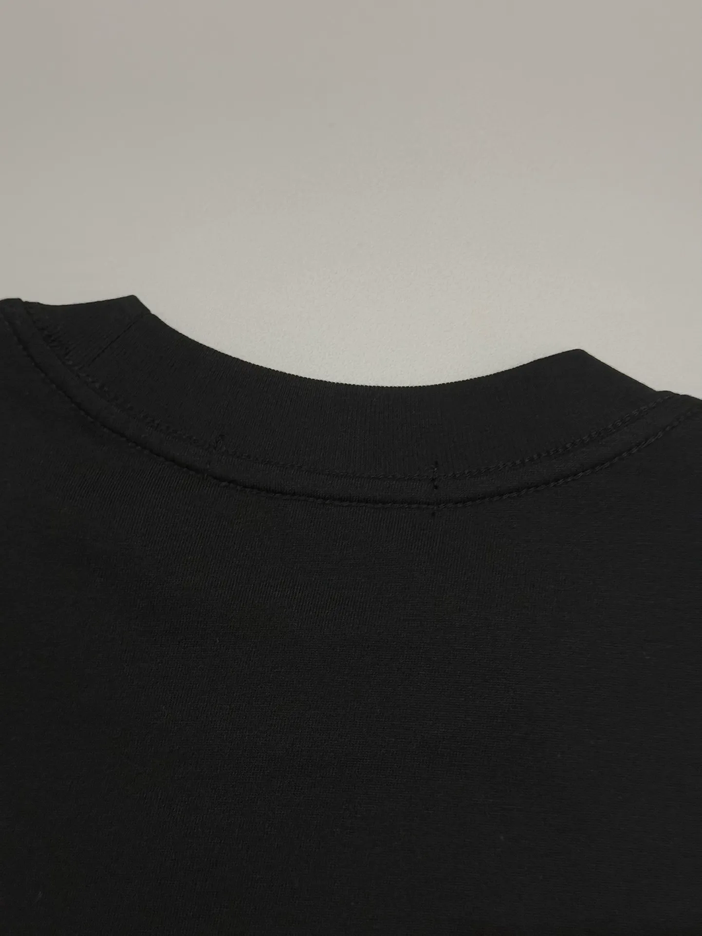 🅿️190 [Higher version] Dior* Dior SS25 new version short-sleeved men and women 👫, on sale simultaneously! Customized 32-count 280g combed fabric, original craft thread, designed with blue letter logo embroidery craft! Simple and elegant, easy to match and versatile, extremely high-grade, perfectly integrated into fashion and style, it is a top-notch fashionable style that is perfect for outer wear! The whole thing gives people a natural feeling! The ultimate classic versatile short-sleeved T-shirt, the ultimate in heavy work and perfection! Fans who pursue high quality should rush to buy it by themselves, and we sincerely invite all fans who know the goods to appreciate this model together! All three standards are complete! Color: white/black Size: S to xL