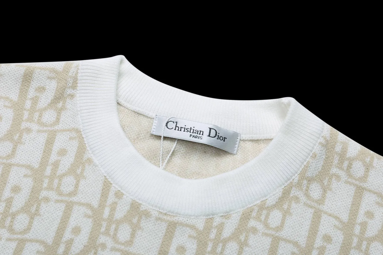 🅿️210 ✈️Dior apricot cotton fabric Oblique knitted jacquard crew neck This knitted sweater showcases Dior’s iconic Oblique jacquard. Carefully crafted from apricot-white cotton jacquard fabric, it has a straight cut and can be matched with various styles to show your personality. Decorated with beige and white Oblique jacquard throughout Ribbed collar, cuffs and hem 100% cotton *This garment is crafted from lightweight jersey Unisex! Size:XS-S-M-L