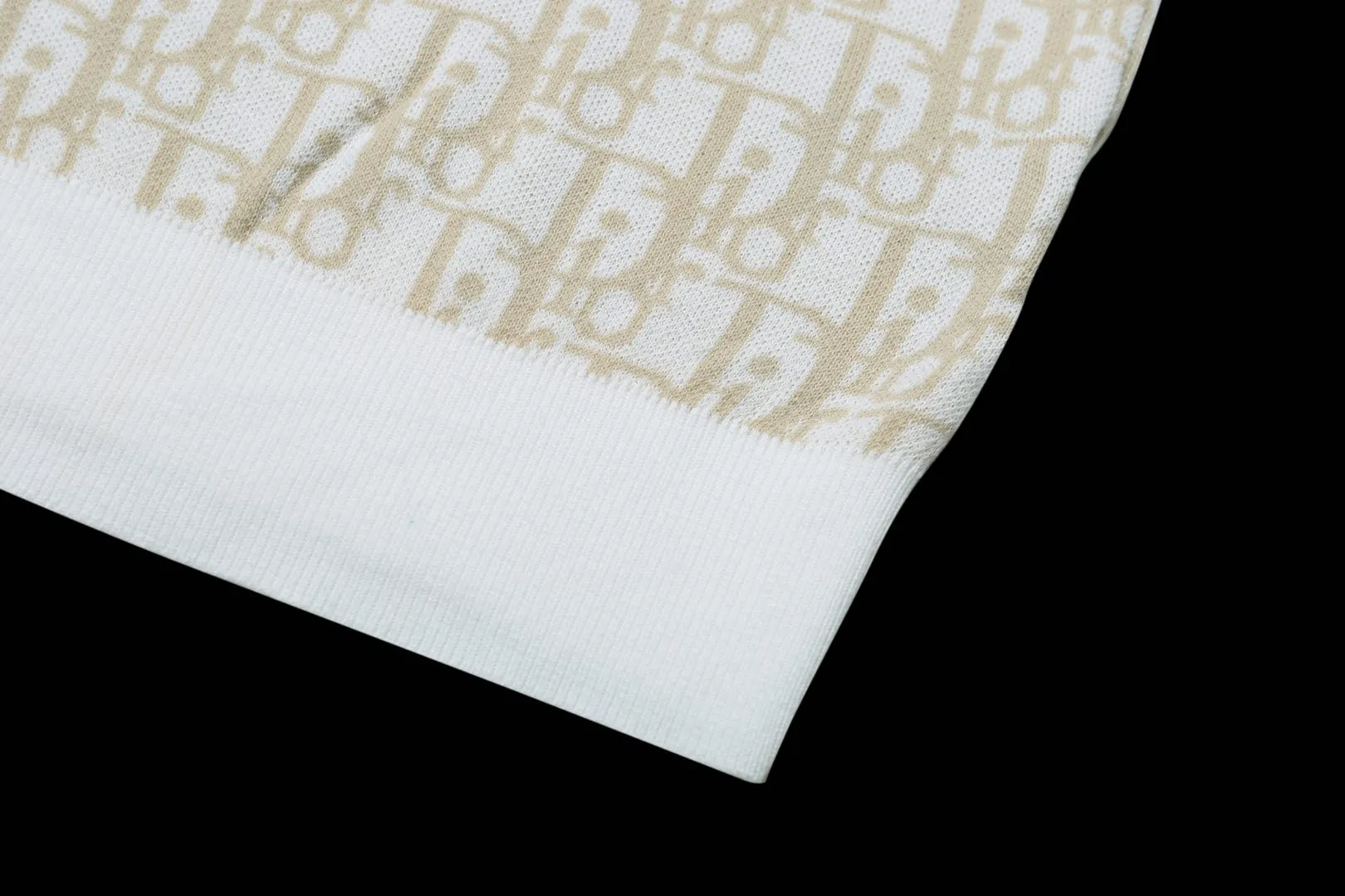 🅿️210 ✈️Dior apricot cotton fabric Oblique knitted jacquard crew neck This knitted sweater showcases Dior’s iconic Oblique jacquard. Carefully crafted from apricot-white cotton jacquard fabric, it has a straight cut and can be matched with various styles to show your personality. Decorated with beige and white Oblique jacquard throughout Ribbed collar, cuffs and hem 100% cotton *This garment is crafted from lightweight jersey Unisex! Size:XS-S-M-L