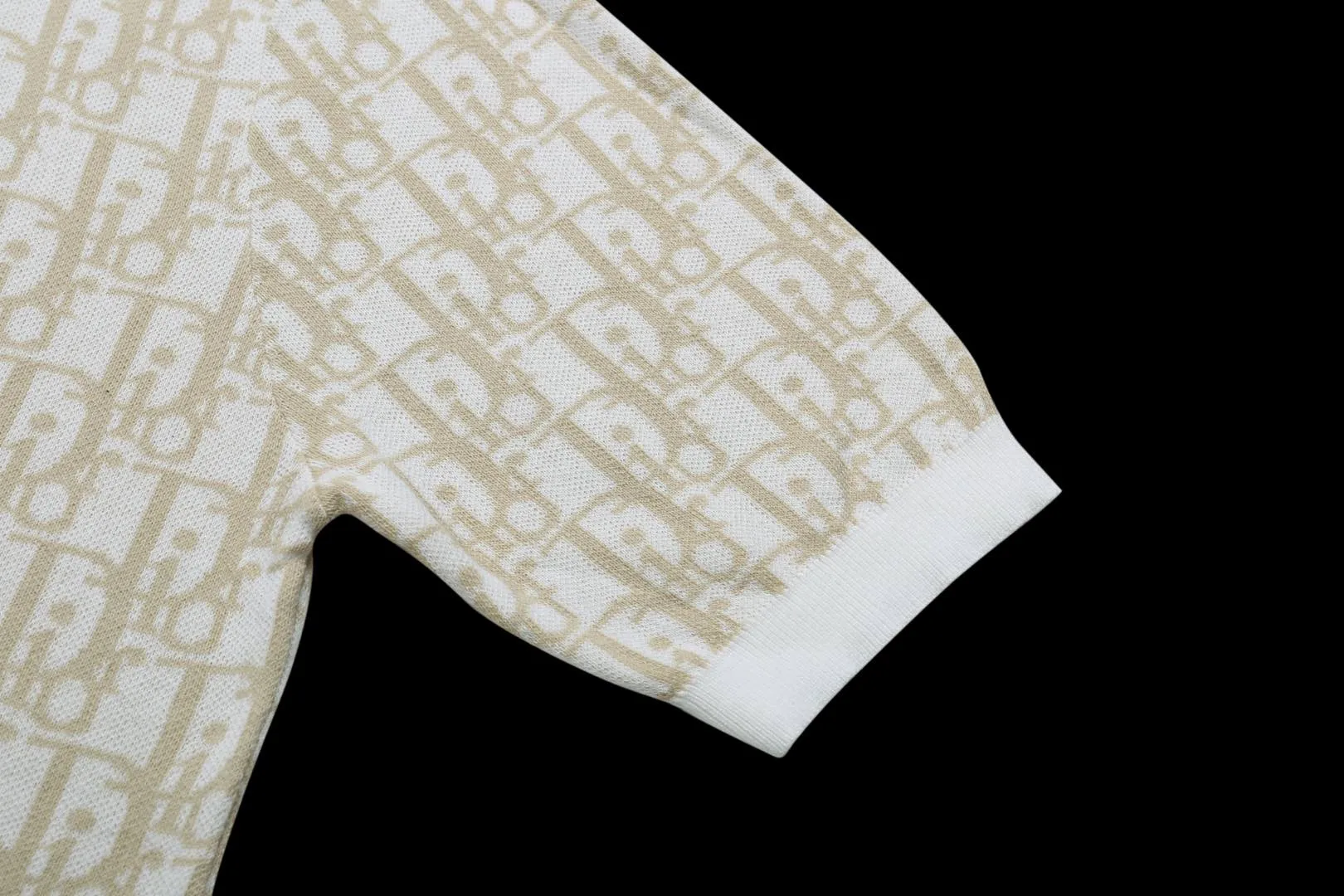 🅿️210 ✈️Dior apricot cotton fabric Oblique knitted jacquard crew neck This knitted sweater showcases Dior’s iconic Oblique jacquard. Carefully crafted from apricot-white cotton jacquard fabric, it has a straight cut and can be matched with various styles to show your personality. Decorated with beige and white Oblique jacquard throughout Ribbed collar, cuffs and hem 100% cotton *This garment is crafted from lightweight jersey Unisex! Size:XS-S-M-L