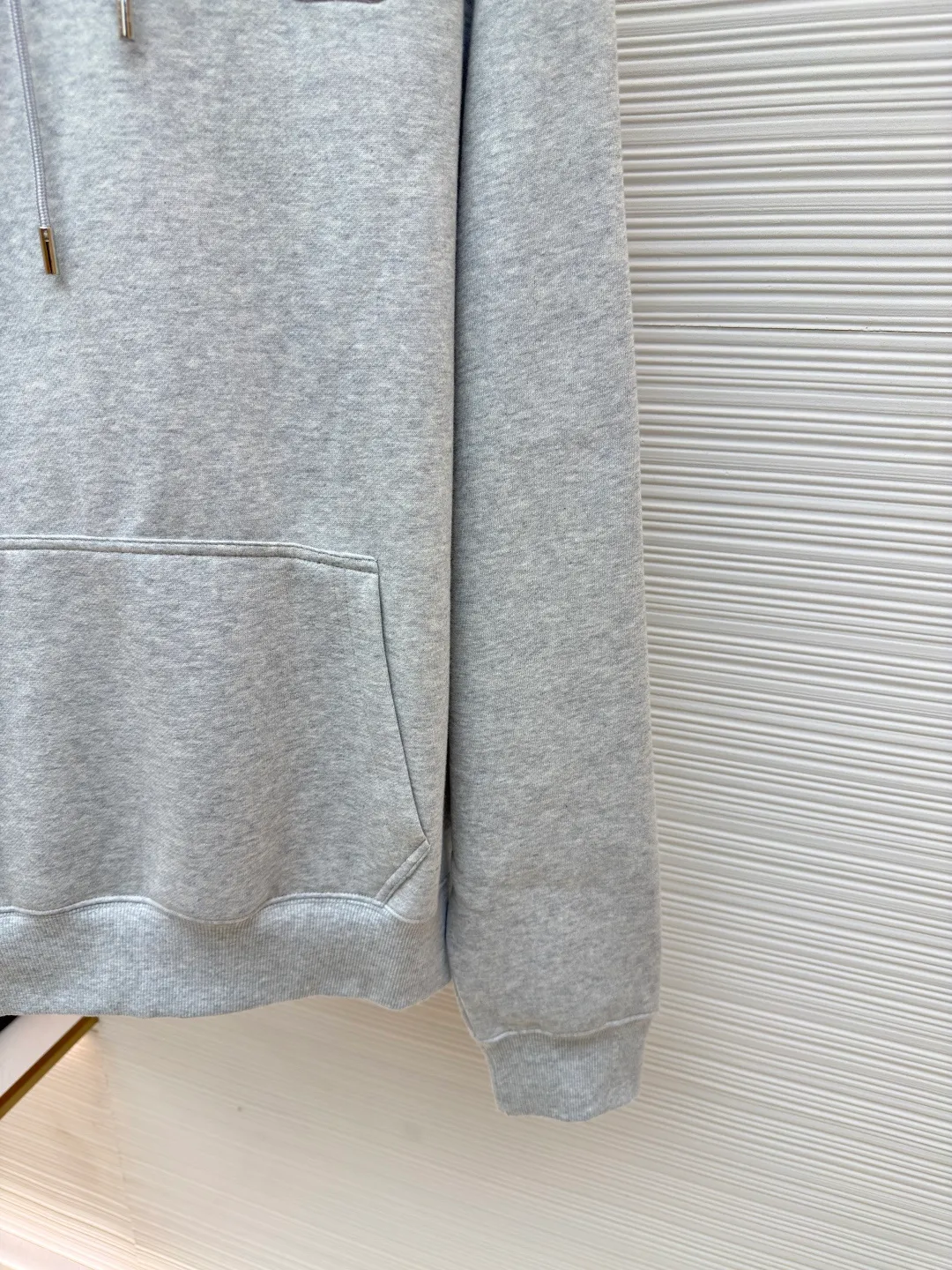 DIOR logo embroidered long-sleeved hoodie ●Authentic product: purchased and developed by 5170 ●Item number: 1680343-A85 ●Fabric: pure cotton fabric ●Technology: embroidery production ●Version: loose fit ●Weight: about 730 grams ●Size: S-M-L-XL ●Description: Made of customized cotton fabric, with classic high-density logo embroidery on the chest and velvet design on the inside. It can be matched with bottoms of the same season to create a fashionable look. It can be worn inside or outside to suit various occasions. Customized accessories, complete with three labels, same style for men and women!