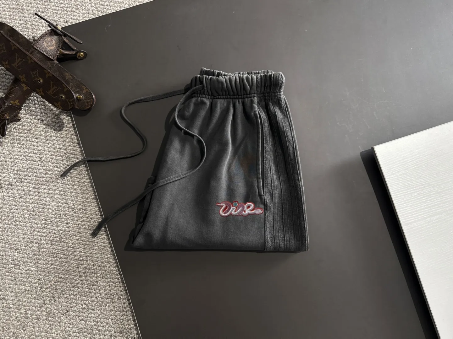 🅿️330 shipped next day, high quality DIOR/Dior 2025 spring and summer new casual solid color loose shorts with elastic band, two needle stitches at the hem of the trousers, fine and firm stitching, custom-made fabrics at the counter with high breathability and comfort, impeccable details, brand element design concept, reflecting high quality. It feels delicate and soft! It presents a casual cut and the upper body shape is great! Size: S-XXL