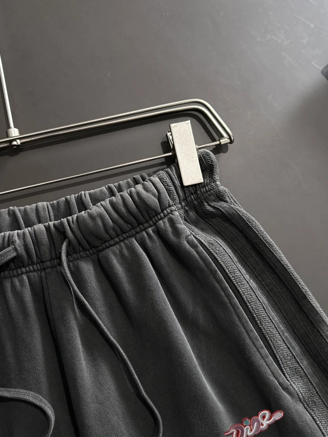🅿️330 shipped next day, high quality DIOR/Dior 2025 spring and summer new casual solid color loose shorts with elastic band, two needle stitches at the hem of the trousers, fine and firm stitching, custom-made fabrics at the counter with high breathability and comfort, impeccable details, brand element design concept, reflecting high quality. It feels delicate and soft! It presents a casual cut and the upper body shape is great! Size: S-XXL