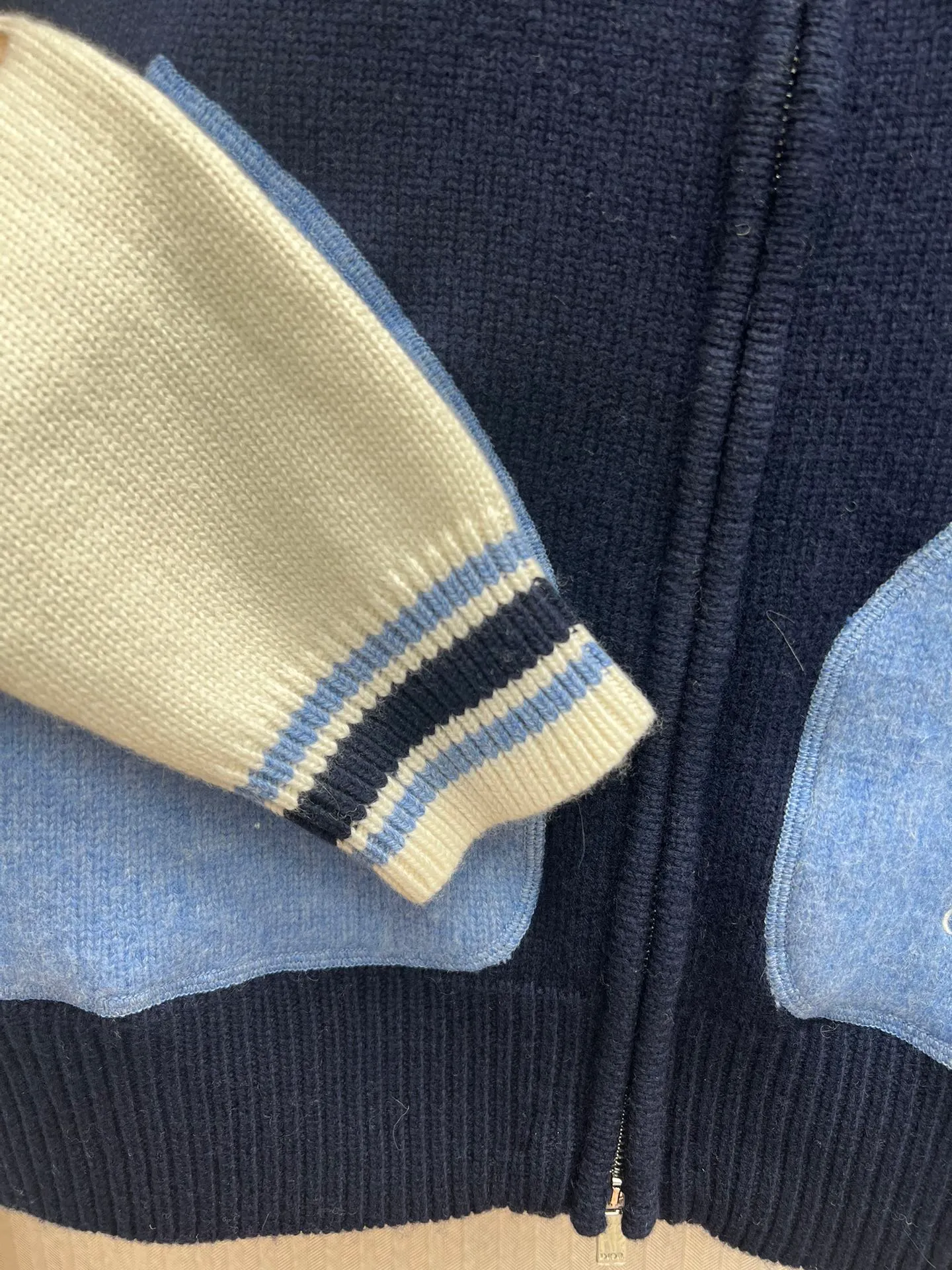 🅿️770 Dior 25ss new Christian Dior Couture lily of the valley embroidered two-color college style cardigan is a new product in the 2025 autumn men's wear series, reinterpreting college style with a color-blocking design. Crafted from blue and beige jersey felt, it features contrasting pockets and sleeves. Decorated with Christian Dior Couture embroidery and embellished with beads and lily of the valley flowers, it pays homage to Monsieur Dior's love of flowers. Pair with other pieces from the collection for a sophisticated look. Size: S.M.L.XL.