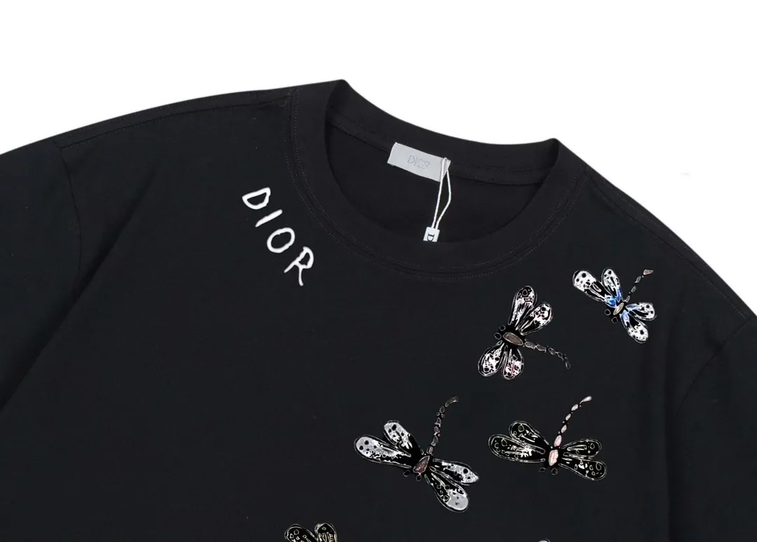 🅿️170 (arrives the next day) Dior 2025 new painted butterfly letter logo, same style for men and women, short-sleeved T-shirt ·Customized 280g 100% double yarn pure cotton fabric ·Dyeing 32 counts double-strand thread ·Complete collar label, hangtag, main mark and three labels Color: black Size: XS S M L