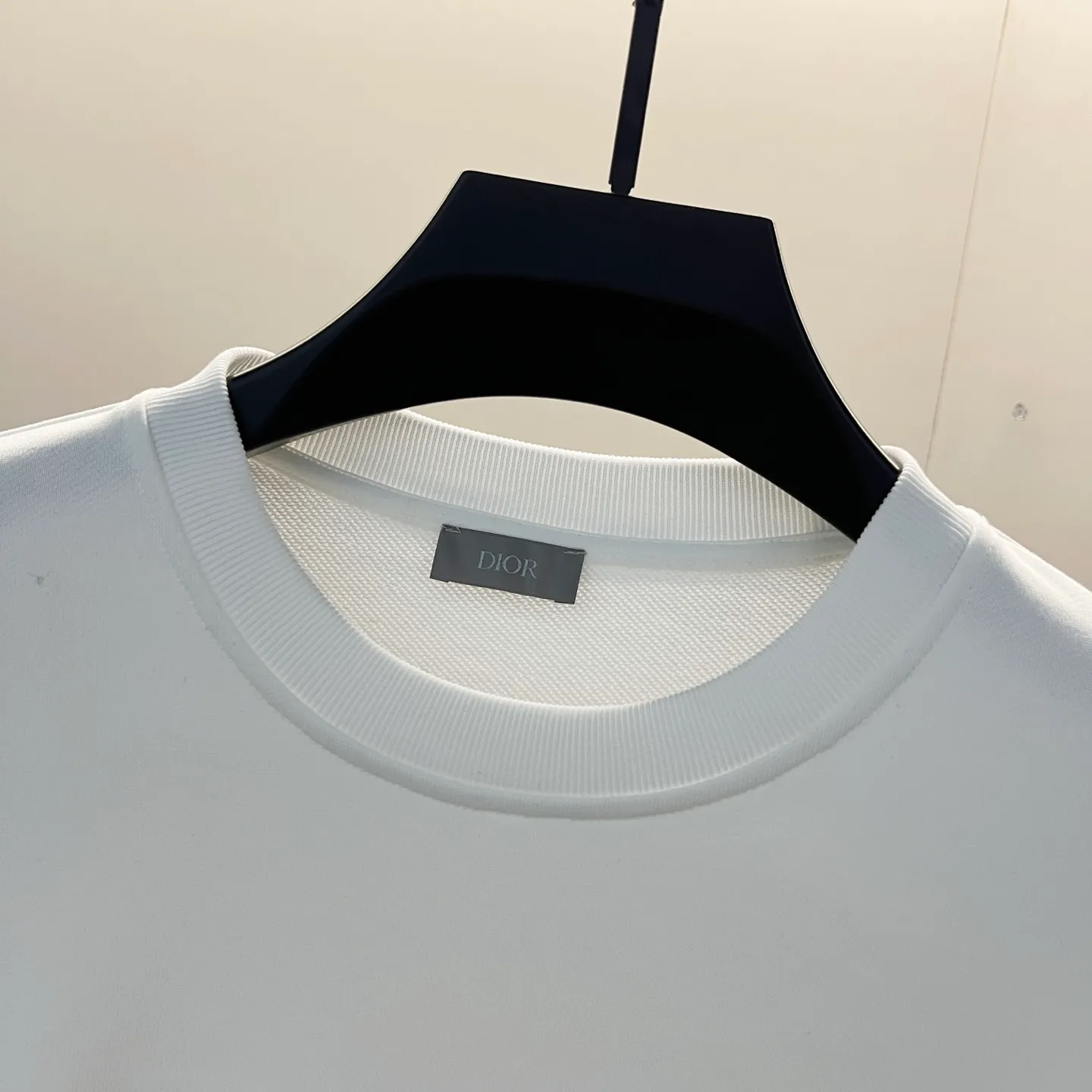 🅿️250 DIOR/Dior 420g pure cotton round neck sweatshirt, simple neon color embroidery🪡letter LOGO micro-labeling technology, official synchronization, high version, high quality, fashionable personality, versatile trend, pure original quality, original fabric, tag, collar label, washed wheat, complete three labels, color: black, white. Size: XS-L