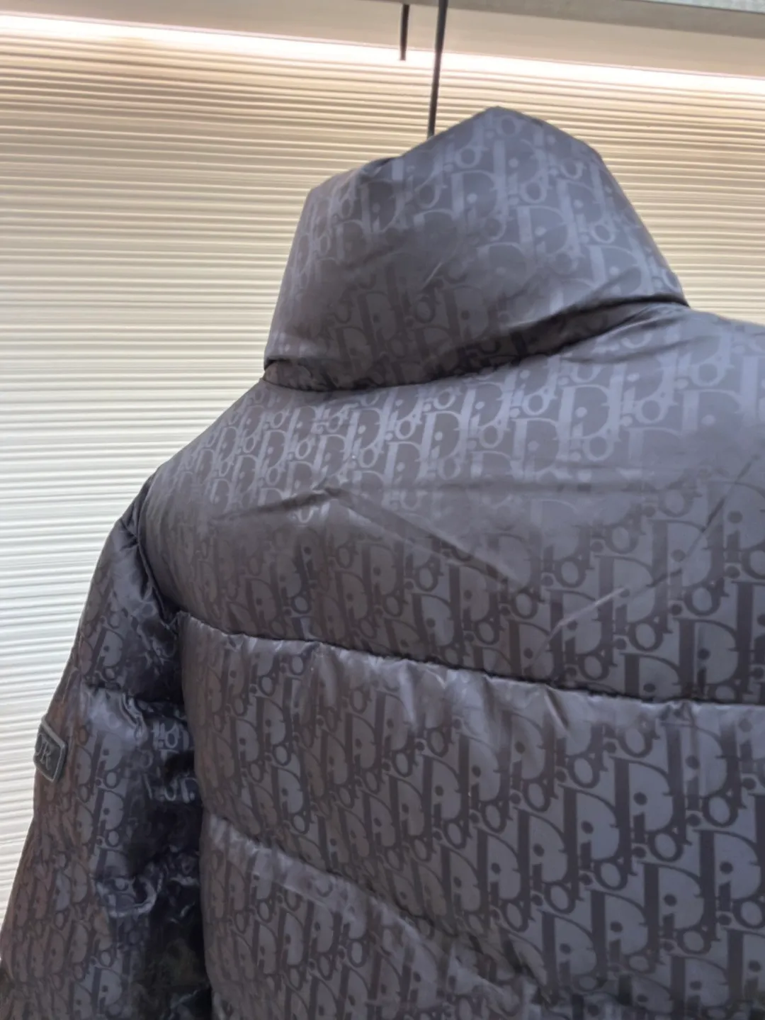 Dior oblique dark pattern old flower stand collar down jacket ●Original version: purchased and developed in 18999 ●Item number: 1680768-C45 ●Fabric: down fabric ●Technology: full jacquard production ●Version: fitted version ●Weight: about 980 grams ●Size: 46-48-50-52-54-56 ●Description: This is a down with ultra-complex craftsmanship. The customization cycle of the fabric is as long as 50 days. Based on the original fabric, laser jacquard makes the whole piece concave and convex, with a stronger three-dimensional effect and a more obvious 3D effect. ✨This fabric has a good hand feel, and the dark pattern presbyopia on it is very low-key. The fabric shows a dark luster and is extremely waterproof! The real texture is more perfect, custom-woven high-density satin nylon material and dark jacquard weave, simple and refreshing, thick and fluffy, super three-proof fabric, waterproof, stain-proof and dust-proof! ✨ Full-width jacquard LOGO, ultra-high-end luxury and style. The handsomeness and eye-catching index of the upper body are absolutely NO. 1. Fully custom-woven jacquard LOGO technology fabric, high-density polyester fiber. It is a new type of heat-insulating and light-weight fabric. It has a light texture, delicate and soft warmth and breathability. Especially the LOGO jacquard produces different light and dark interweaving under different lights! The overall wiring is straight and delicate, the fabric is comfortable and soft, and the color is consistent without color difference. It can be matched with the same style to create a fashionable look and control various occasions. Customized accessories, complete with three standards, same style for men and women!
