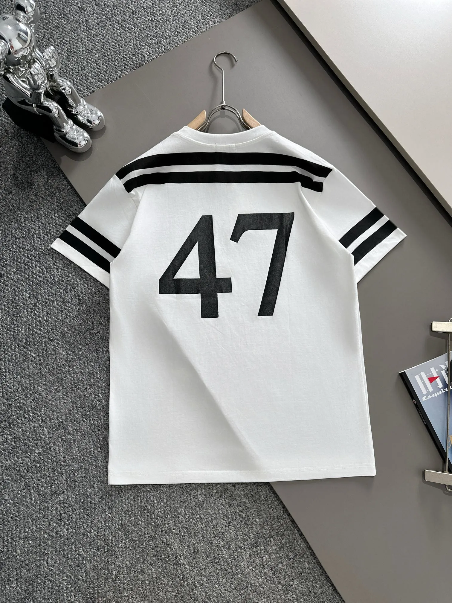 🅿️180 (arrives the next day) Dior 2025 new style cracked numbers and letters logo, same style for men and women, short-sleeved T-shirt ·Customized 260g 100% double yarn pure cotton fabric ·Design dyed 32 counts double-strand thread ·Collar label, hangtag, main mark and three labels complete Color: White Size: XS S M L