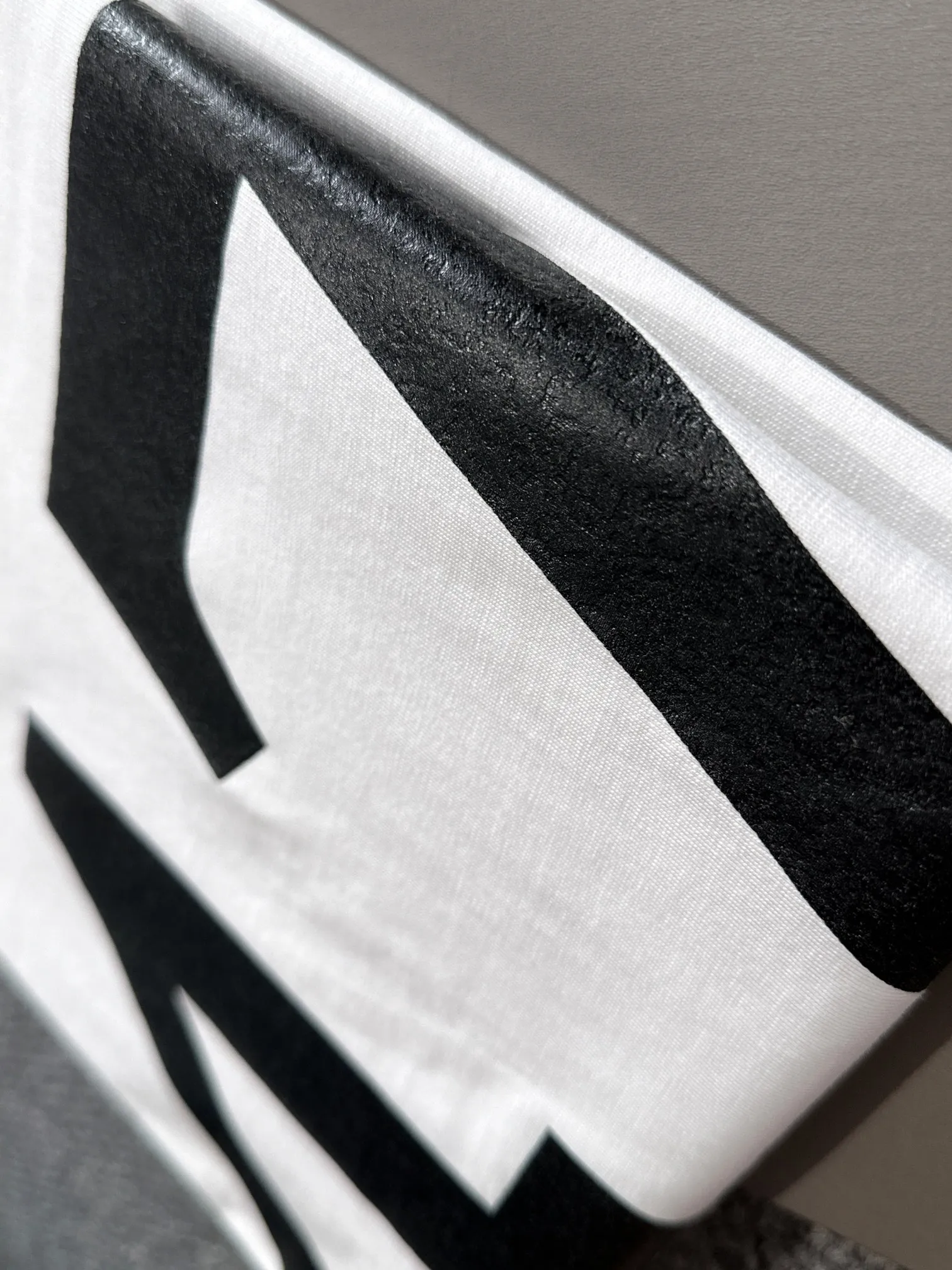 🅿️180 (arrives the next day) Dior 2025 new style cracked numbers and letters logo, same style for men and women, short-sleeved T-shirt ·Customized 260g 100% double yarn pure cotton fabric ·Design dyed 32 counts double-strand thread ·Collar label, hangtag, main mark and three labels complete Color: White Size: XS S M L