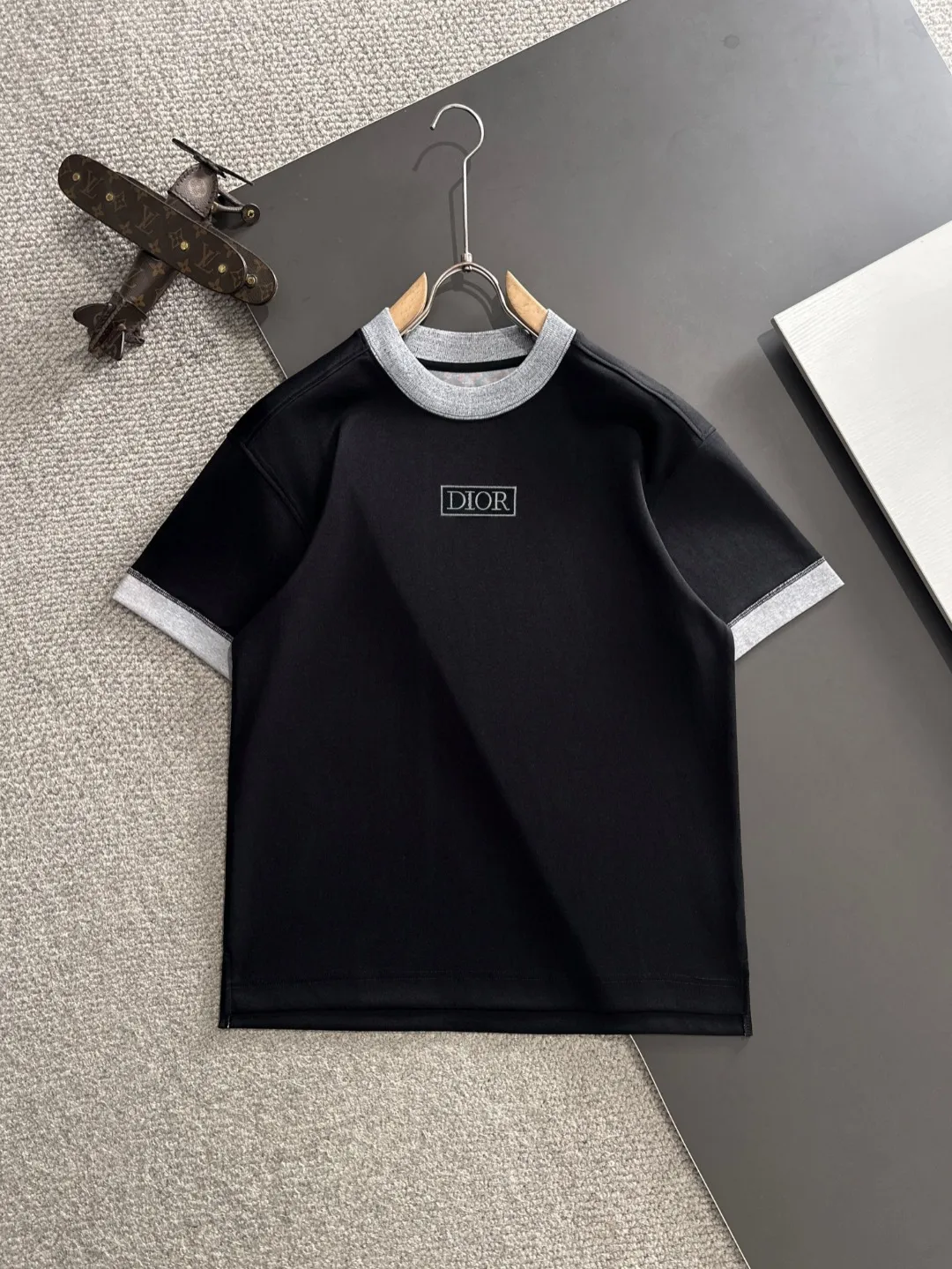 🅿️270 shipped next day Dior 2025 summer new style (top quality, differentiated currency) launches double yarn pure cotton fabric short sleeves, spring and summer catwalk style, personalized and exclusive style, same style for men and women, using imported custom-dyed fabrics, chain bottom back collar, fully shoulder-covering, no deformation or shrinkage when exposed to water, SIZE: M to 3XL