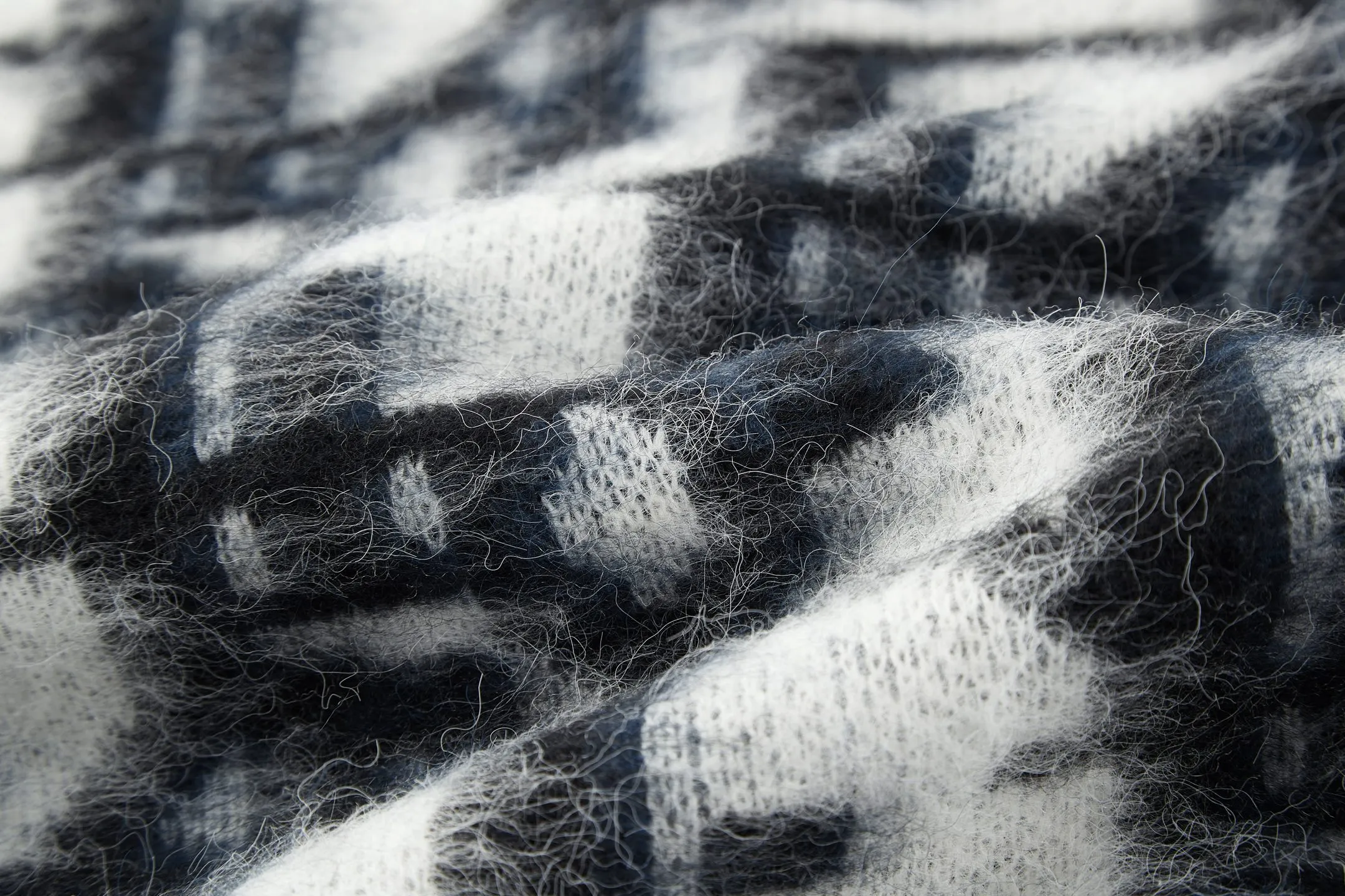 🅿️520 [Exclusive supply] CD all-over presbyopic mohair cardigan. Buy ZP as soon as possible, custom-woven with 70% high proportion of pure mohair. The cardigan is made from responsibly sourced, rich and finely milled mohair, which is woven from imported Stoll. The whole body is perfectly aligned with every stitch, and the full-width twill presbyopia pattern is accentuated with colorful fluorescent tones. The mohair is washed and naturally milled, and the pieces need to be knitted after they are woven. It is necessary to manually remove the dotted threads that hang the hair, draw out the knots and then sew them. After sewing, wash and iron them first, then remove the clamps to capture the hair, wash it again after grasping it, and finally capture the hair again to achieve the same wool feel and effect as ZP. The process is very complicated. Finished with front patch pockets and molded branded horn buttons. Size:S-M-L-XL