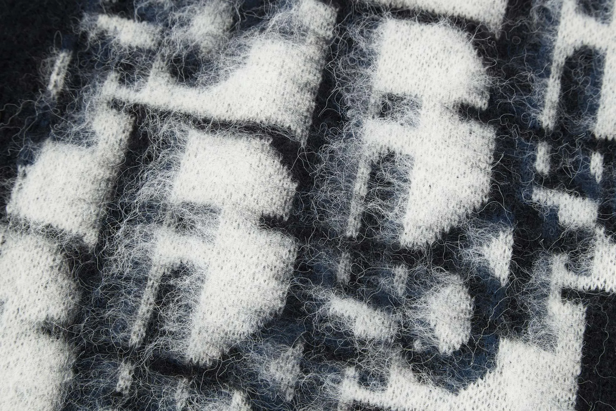 🅿️520 [Exclusive supply] CD all-over presbyopic mohair cardigan. Buy ZP as soon as possible, custom-woven with 70% high proportion of pure mohair. The cardigan is made from responsibly sourced, rich and finely milled mohair, which is woven from imported Stoll. The whole body is perfectly aligned with every stitch, and the full-width twill presbyopia pattern is accentuated with colorful fluorescent tones. The mohair is washed and naturally milled, and the pieces need to be knitted after they are woven. It is necessary to manually remove the dotted threads that hang the hair, draw out the knots and then sew them. After sewing, wash and iron them first, then remove the clamps to capture the hair, wash it again after grasping it, and finally capture the hair again to achieve the same wool feel and effect as ZP. The process is very complicated. Finished with front patch pockets and molded branded horn buttons. Size:S-M-L-XL