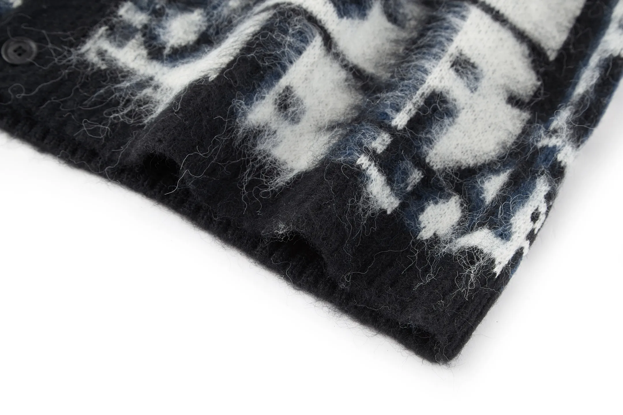 🅿️520 [Exclusive supply] CD all-over presbyopic mohair cardigan. Buy ZP as soon as possible, custom-woven with 70% high proportion of pure mohair. The cardigan is made from responsibly sourced, rich and finely milled mohair, which is woven from imported Stoll. The whole body is perfectly aligned with every stitch, and the full-width twill presbyopia pattern is accentuated with colorful fluorescent tones. The mohair is washed and naturally milled, and the pieces need to be knitted after they are woven. It is necessary to manually remove the dotted threads that hang the hair, draw out the knots and then sew them. After sewing, wash and iron them first, then remove the clamps to capture the hair, wash it again after grasping it, and finally capture the hair again to achieve the same wool feel and effect as ZP. The process is very complicated. Finished with front patch pockets and molded branded horn buttons. Size:S-M-L-XL