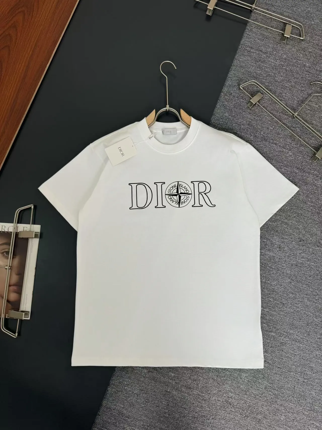 🅿️200 DIOR*Dior*320g heavyweight pure cotton T-shirt, thick, breathable and loose fit. Printed logo design. Spring and summer new round neck fashionable short-sleeved T-shirt. Comfortable against the skin, durable and easy to wear. Meticulous original craftsmanship, a must-have for casual and versatile colors. Color: black, white, rose. Size: S M L XL XXL.