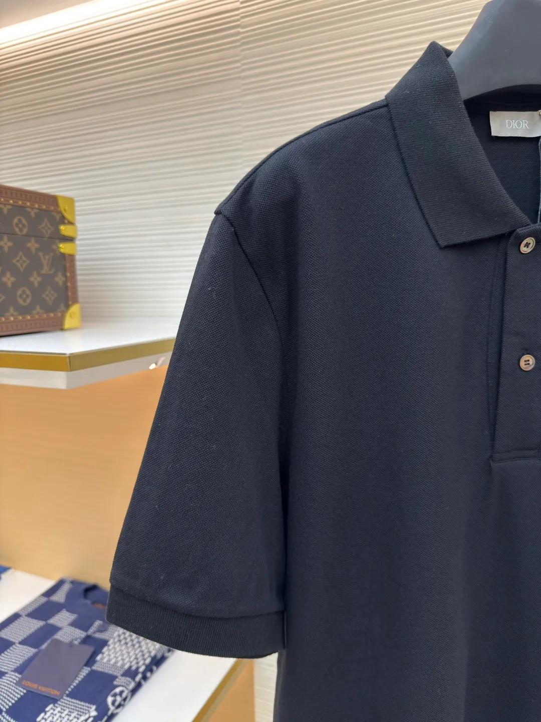 DIOR CD letter embroidered Polo shirt ●Authentic product: purchased and developed for 3999 ●Item number: 1680440-A35 ●Fabric: pure cotton fabric ●Technology: embroidery process ●Type: fitted version ●Weight: about 300 grams ●Size: XS-S-M-L ●Description: Color is custom-woven and dyed, "CD" design on the chest. A perfect fashionable and trendy item! The oversize version is very slimming and can be worn with a T-skirt or shorts. Who wouldn’t love it? The texture of the customized fabric is super versatile and can be worn in all seasons. The overall routing is straight and delicate, the fabric is comfortable and soft, and the color is consistent with no color difference. It can be matched with the same style to create a fashionable look and control various occasions. Customized accessories, complete with three labels, same style for men and women!