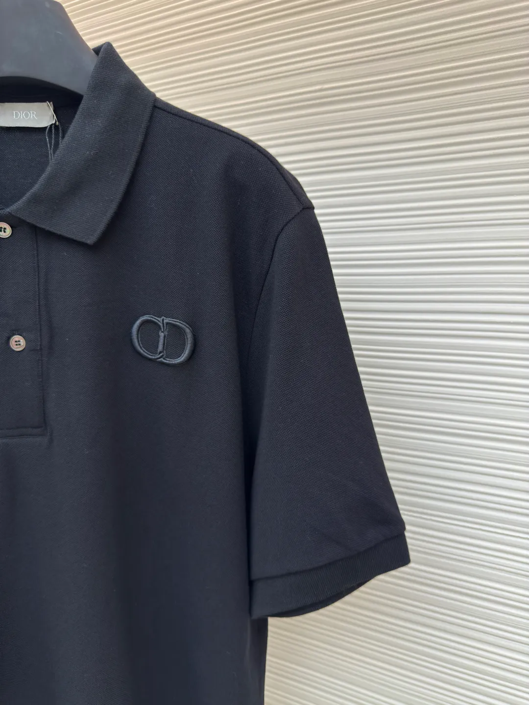 DIOR CD letter embroidered Polo shirt ●Authentic product: purchased and developed for 3999 ●Item number: 1680440-A35 ●Fabric: pure cotton fabric ●Technology: embroidery process ●Type: fitted version ●Weight: about 300 grams ●Size: XS-S-M-L ●Description: Color is custom-woven and dyed, "CD" design on the chest. A perfect fashionable and trendy item! The oversize version is very slimming and can be worn with a T-skirt or shorts. Who wouldn’t love it? The texture of the customized fabric is super versatile and can be worn in all seasons. The overall routing is straight and delicate, the fabric is comfortable and soft, and the color is consistent with no color difference. It can be matched with the same style to create a fashionable look and control various occasions. Customized accessories, complete with three labels, same style for men and women!