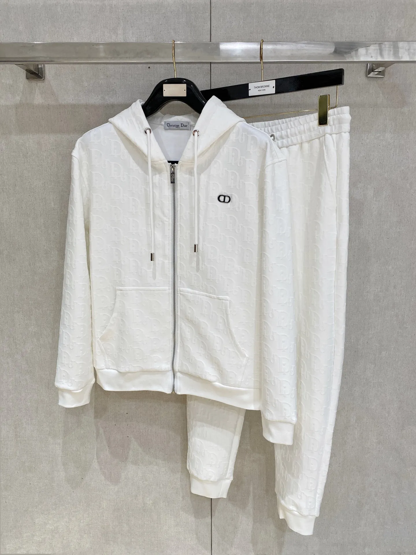 🅿️720 Dior hot-selling suit is coming. Focus on the original version of the official website. 2025 new hot-selling cardigan suit. The original order is the best. 🇭🇰The meticulous work of top designers. It has a fitting and perfect upper body effect. All-natural high-quality Tencel Roman cotton 100%, close-fitting comfort, noble and elegant! Original hardware embodies elegance and nobility! Counter size: M-3XL (maximum wear up to 190 pounds)