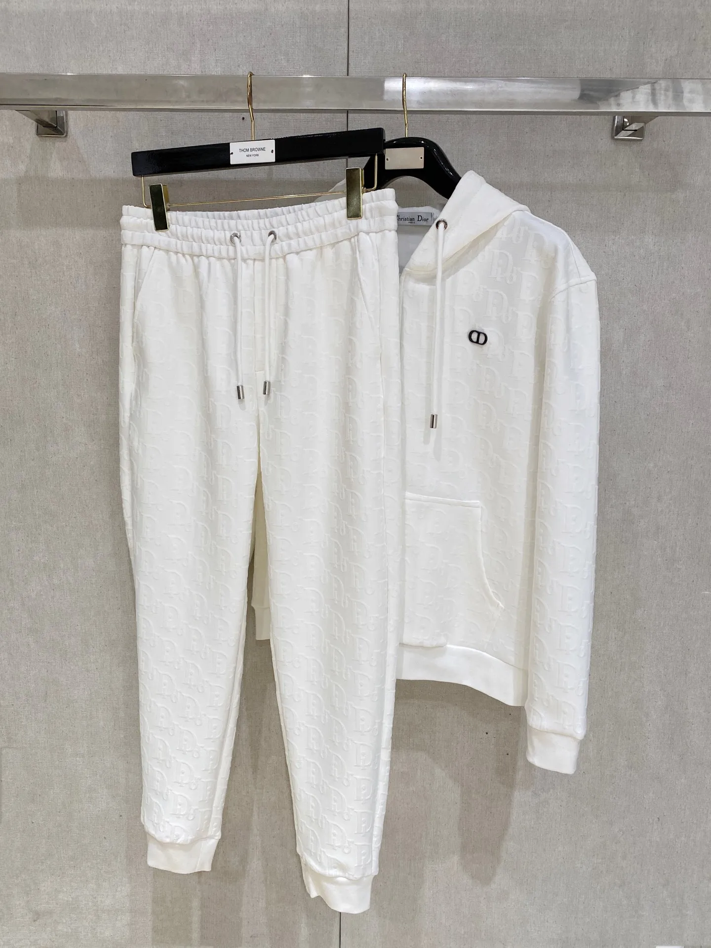 🅿️720 Dior hot-selling suit is coming. Focus on the original version of the official website. 2025 new hot-selling cardigan suit. The original order is the best. 🇭🇰The meticulous work of top designers. It has a fitting and perfect upper body effect. All-natural high-quality Tencel Roman cotton 100%, close-fitting comfort, noble and elegant! Original hardware embodies elegance and nobility! Counter size: M-3XL (maximum wear up to 190 pounds)