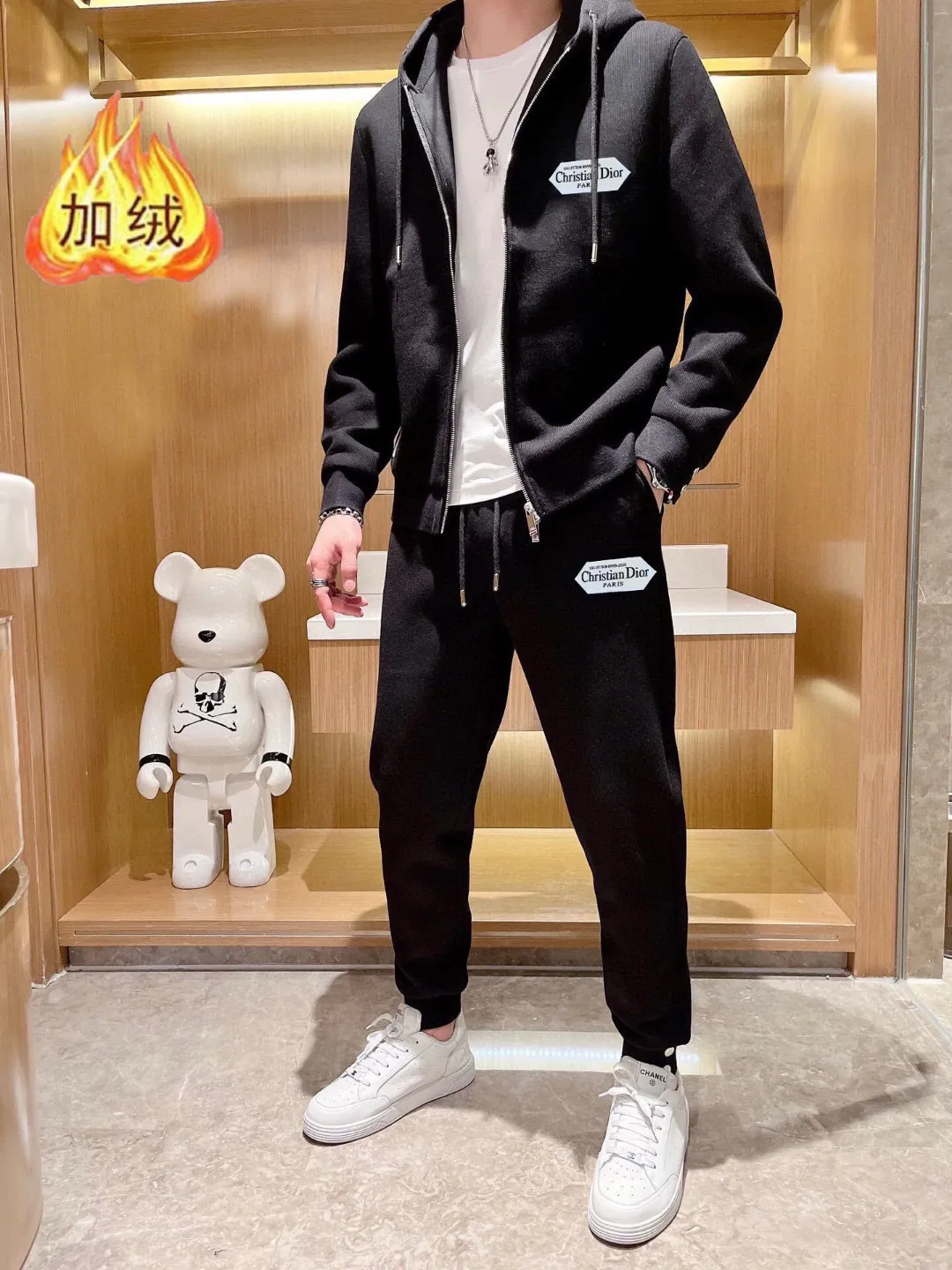 🅿️460 Directly approved brand [DIOR Dior] (velvet and thickened) 2025 autumn and winter new products, celebrities' favorite fashionable casual suits, clean and neat tailoring, full of urban style. Made of high-quality customized fabrics, the inner warmth is excellent, the hand feels soft and dry, and the upper body effect is crisp and stylish. The three-dimensional cutting process and the pattern are all of high standards, and the silhouette version has the right benefits! It is not tight at all, and you feel good when you put it on. So many top-quality raw materials create high-end products with unparalleled value. It is the first choice for high-end fashion people. (Size: M-4XL can wear up to 200 pounds)