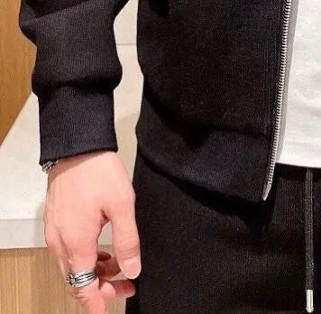 🅿️460 Directly approved brand [DIOR Dior] (velvet and thickened) 2025 autumn and winter new products, celebrities' favorite fashionable casual suits, clean and neat tailoring, full of urban style. Made of high-quality customized fabrics, the inner warmth is excellent, the hand feels soft and dry, and the upper body effect is crisp and stylish. The three-dimensional cutting process and the pattern are all of high standards, and the silhouette version has the right benefits! It is not tight at all, and you feel good when you put it on. So many top-quality raw materials create high-end products with unparalleled value. It is the first choice for high-end fashion people. (Size: M-4XL can wear up to 200 pounds)