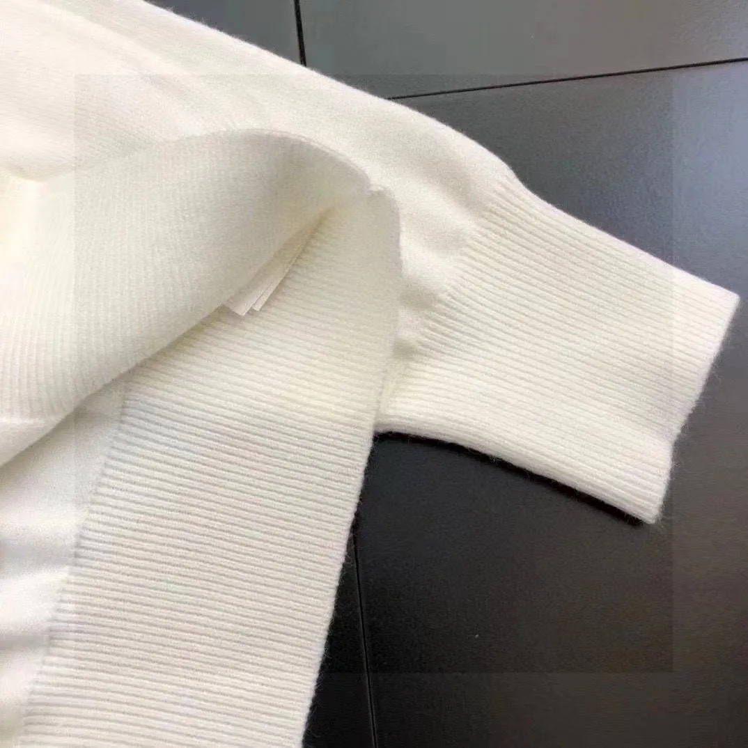 🅿️240 【DIOR】Autumn and winter classic round neck pullover sweater, in full condition! ! ! Wool blended fabric, the latest model in 2025, golden ratio! ! Slim-fitting soft gold, versatile and practical item, the combination and practicality are extremely powerful, simple and elegant, and classy! To create your own style, it is highly recommended to buy it in two colors. The standard slim fit tailoring process is suitable for both young and old men. It is knitted from wool and will not cause any discomfort! While keeping warm, it is stylish, textured and wearable, and the classic logo with contrasting colors on the chest feels in place! ! Recommended for regular customers! ! Size M-3XL (maximum wear: 190 pounds)