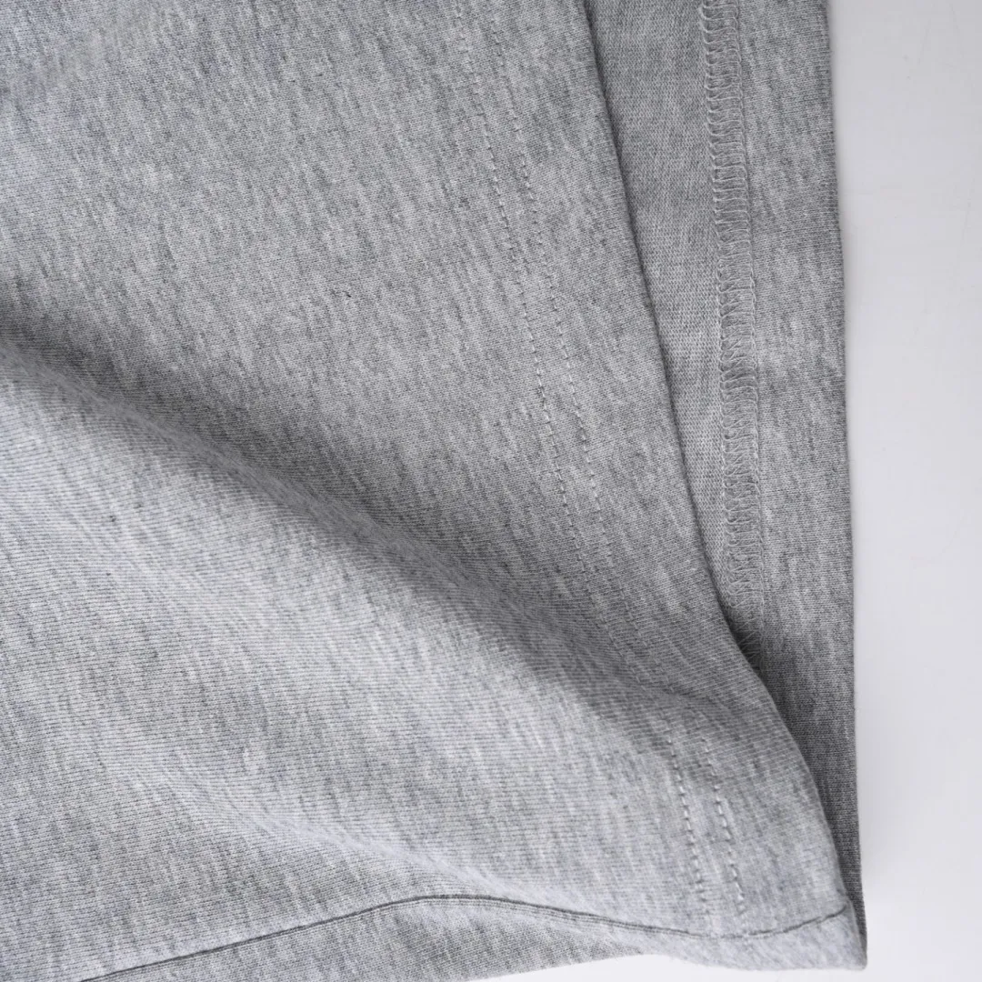 🅿️330 (higher version) DIOR CD cursive embroidered letter short-sleeved T-shirt. The original version is 7400, purchased from Taikoo Hui. The original version is customized with 270g cotton fabric, haze blue, apricot dyeing, and the thread dyeing is the same as the original version. The imported machine embroidery process makes the letter logo show a delicate and exquisite effect, enhancing the decorative effect. Use an embroidery machine to embroider the designed letter logo onto the patch. Color: black, haze blue, apricot, white, floral gray Size: S-L