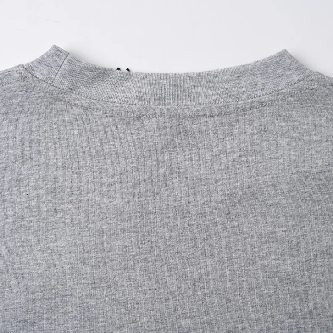 🅿️330 (higher version) DIOR CD cursive embroidered letter short-sleeved T-shirt. The original version is 7400, purchased from Taikoo Hui. The original version is customized with 270g cotton fabric, haze blue, apricot dyeing, and the thread dyeing is the same as the original version. The imported machine embroidery process makes the letter logo show a delicate and exquisite effect, enhancing the decorative effect. Use an embroidery machine to embroider the designed letter logo onto the patch. Color: black, haze blue, apricot, white, floral gray Size: S-L