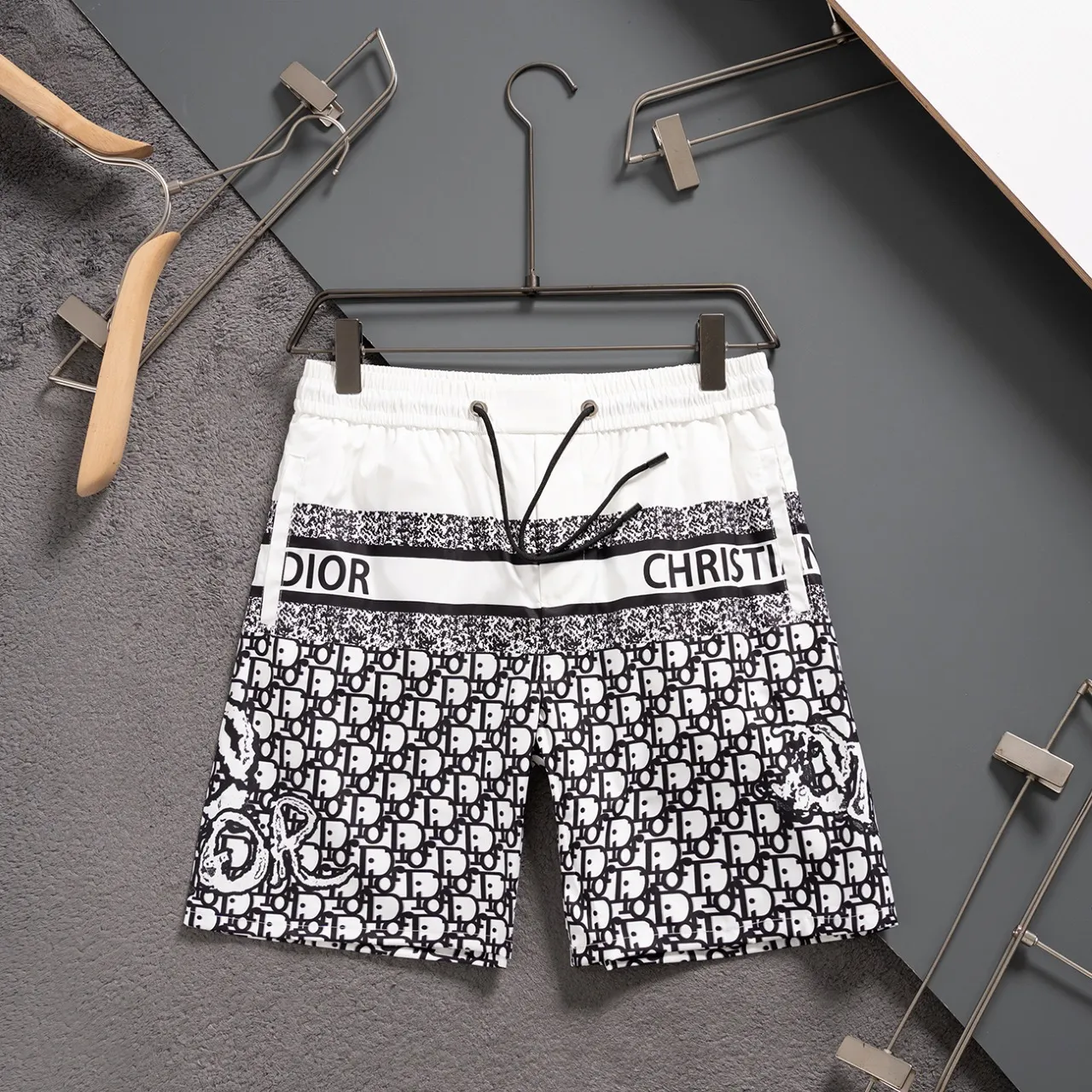 🅿️130 #V2435 [Replenishment all year round] Dior’s new classic casual beach shorts, classic plaid quick-drying three-quarter pants, the same style for men and women, the fabric is made of polyester fiber, which is stain-resistant and wrinkle-resistant, the most suitable material for going out in summer! It is guaranteed to be cool and comfortable enough at the same time. It is super stylish when you wear it casually. You can clearly see the texture when you look at the photos. It is not the general market material that can seduce a person who wants to go on vacation in a minute. It has pockets on both sides and a drawstring at the waist. It is a very practical design. The workmanship, details and fit are impeccable. It can be worn as casual pants or beach pants. It is a must-have for beach vacations, home leisure, gym equipment, morning running and night running. It is practical and functional. Color: White Black Size: M-XXXL