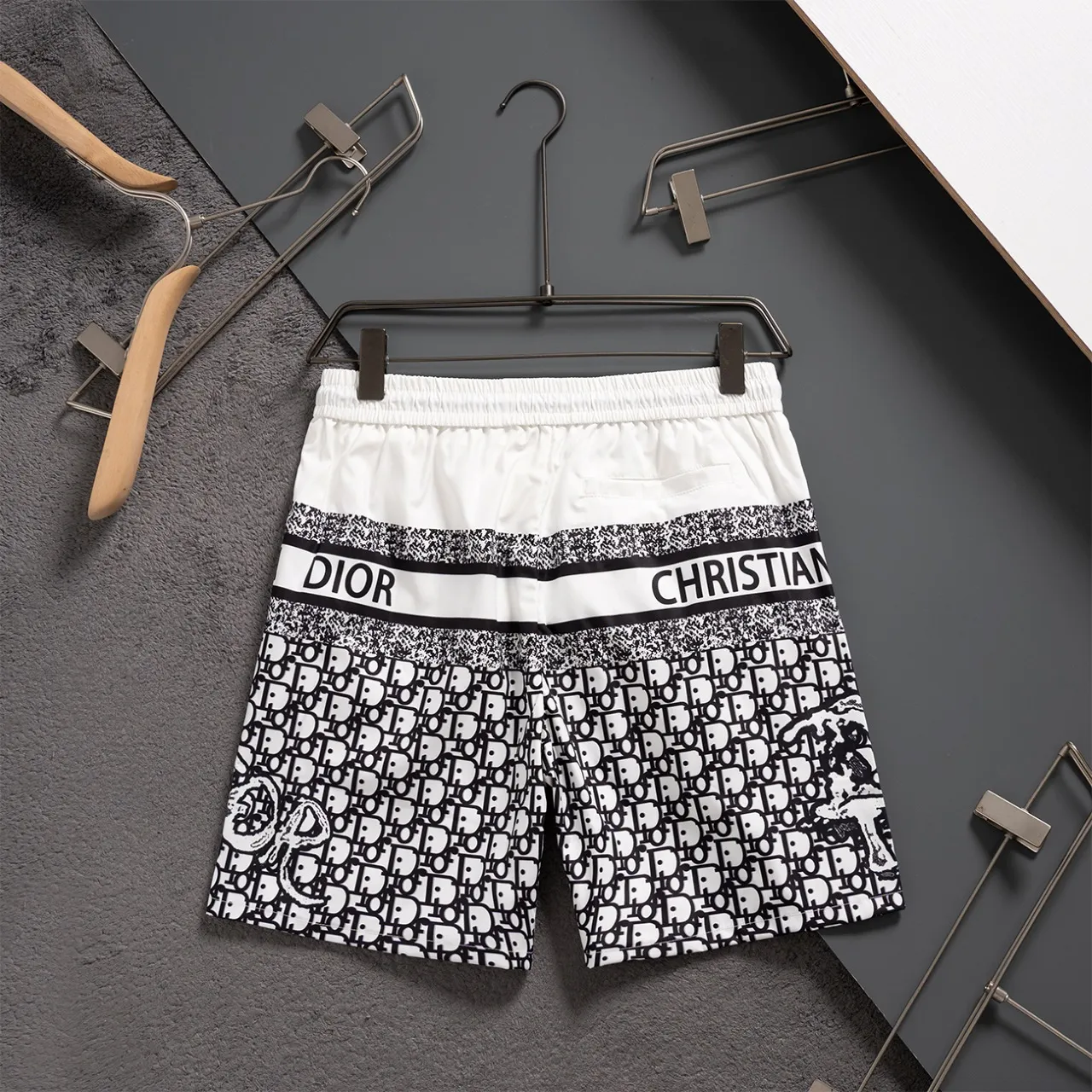 🅿️130 #V2435 [Replenishment all year round] Dior’s new classic casual beach shorts, classic plaid quick-drying three-quarter pants, the same style for men and women, the fabric is made of polyester fiber, which is stain-resistant and wrinkle-resistant, the most suitable material for going out in summer! It is guaranteed to be cool and comfortable enough at the same time. It is super stylish when you wear it casually. You can clearly see the texture when you look at the photos. It is not the general market material that can seduce a person who wants to go on vacation in a minute. It has pockets on both sides and a drawstring at the waist. It is a very practical design. The workmanship, details and fit are impeccable. It can be worn as casual pants or beach pants. It is a must-have for beach vacations, home leisure, gym equipment, morning running and night running. It is practical and functional. Color: White Black Size: M-XXXL