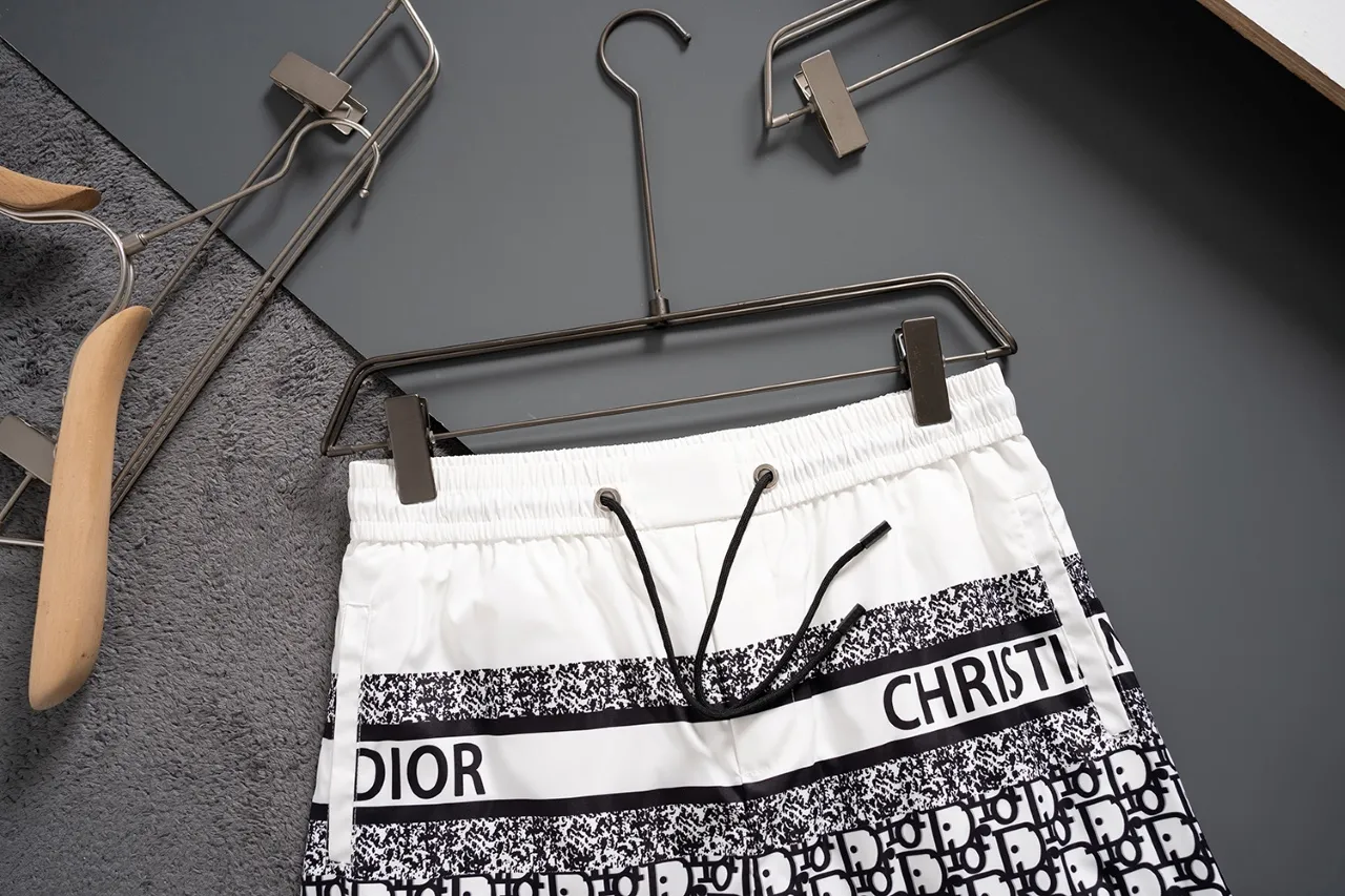 🅿️130 #V2435 [Replenishment all year round] Dior’s new classic casual beach shorts, classic plaid quick-drying three-quarter pants, the same style for men and women, the fabric is made of polyester fiber, which is stain-resistant and wrinkle-resistant, the most suitable material for going out in summer! It is guaranteed to be cool and comfortable enough at the same time. It is super stylish when you wear it casually. You can clearly see the texture when you look at the photos. It is not the general market material that can seduce a person who wants to go on vacation in a minute. It has pockets on both sides and a drawstring at the waist. It is a very practical design. The workmanship, details and fit are impeccable. It can be worn as casual pants or beach pants. It is a must-have for beach vacations, home leisure, gym equipment, morning running and night running. It is practical and functional. Color: White Black Size: M-XXXL