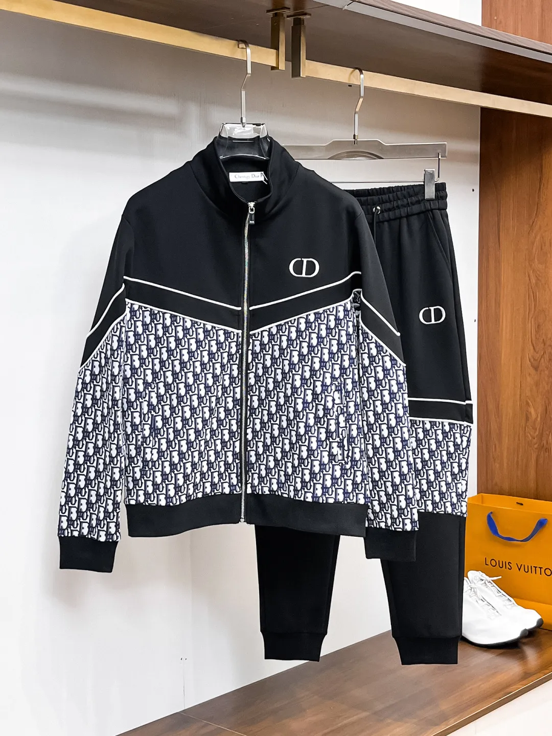 🅿️720 Dior 2025 autumn and winter new counter casual suit of the same style, breathable, comfortable and casual! Full of high-end feel! The details are exquisite and high-end, and the workmanship is impeccable! The original high-end fabric is very high-end! The fabric is crisp, anti-wrinkle and wear-resistant, warm, neat and stylish. Everyone must buy a set this autumn and winter. They must look cool and cool when wearing it. We especially recommend the size M-3XLC30