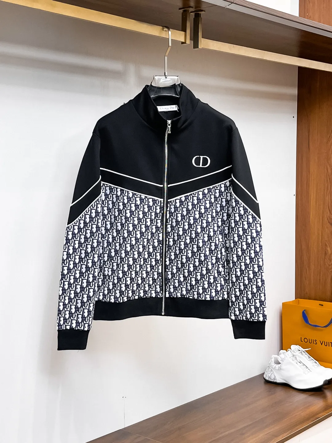 🅿️720 Dior 2025 autumn and winter new counter casual suit of the same style, breathable, comfortable and casual! Full of high-end feel! The details are exquisite and high-end, and the workmanship is impeccable! The original high-end fabric is very high-end! The fabric is crisp, anti-wrinkle and wear-resistant, warm, neat and stylish. Everyone must buy a set this autumn and winter. They must look cool and cool when wearing it. We especially recommend the size M-3XLC30