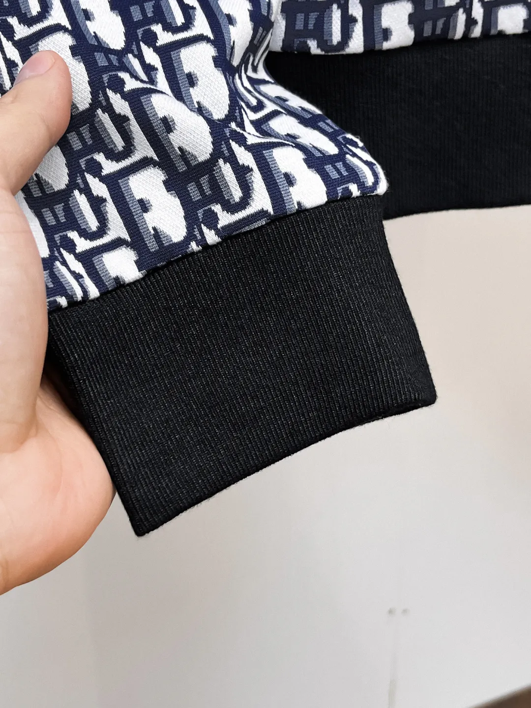 🅿️720 Dior 2025 autumn and winter new counter casual suit of the same style, breathable, comfortable and casual! Full of high-end feel! The details are exquisite and high-end, and the workmanship is impeccable! The original high-end fabric is very high-end! The fabric is crisp, anti-wrinkle and wear-resistant, warm, neat and stylish. Everyone must buy a set this autumn and winter. They must look cool and cool when wearing it. We especially recommend the size M-3XLC30