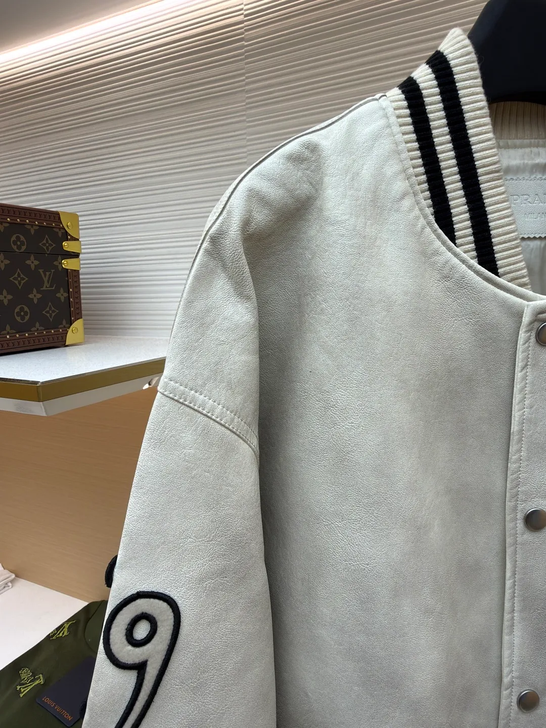 PRADA Leather Flight Jacket ●Original version: Purchased and developed for 68000 ●Item number: 1681087-D25 ●Fabric: Xilai simulated PU leather fabric ●Technology: Hand-made leather rubbing ●Version: Fitted version ●Weight: about 1130 grams ●Size: S-M-L-XL ●Description: 68,000 purchased and developed, using Xilai simulated PU leather, rayon lining, flat machine ribbing, imported embroidery, hand polished leather, washed and faded garments, customized 1:1 buttons, customized 1:1 chapters, customized 1:1 trademarks, loose fit. The overall wiring is straight and delicate, the fabric is comfortable and soft, and the color is consistent without color difference. It can be matched with the same style to create a fashionable look and control various occasions. Customized accessories, complete with three standards, same style for men and women!