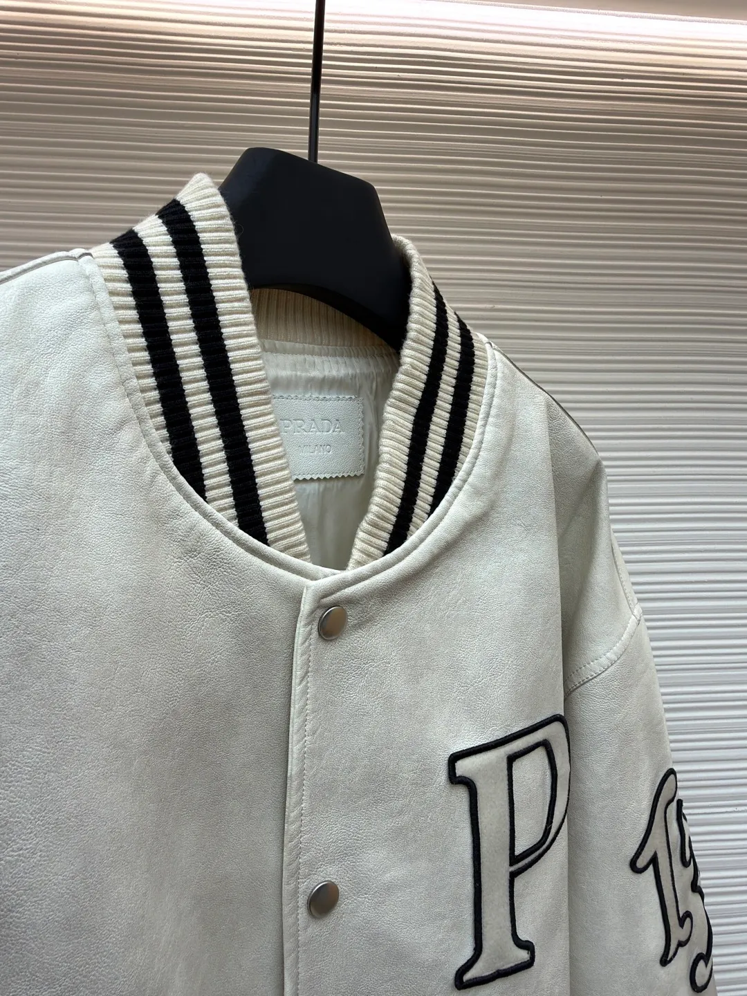 PRADA Leather Flight Jacket ●Original version: Purchased and developed for 68000 ●Item number: 1681087-D25 ●Fabric: Xilai simulated PU leather fabric ●Technology: Hand-made leather rubbing ●Version: Fitted version ●Weight: about 1130 grams ●Size: S-M-L-XL ●Description: 68,000 purchased and developed, using Xilai simulated PU leather, rayon lining, flat machine ribbing, imported embroidery, hand polished leather, washed and faded garments, customized 1:1 buttons, customized 1:1 chapters, customized 1:1 trademarks, loose fit. The overall wiring is straight and delicate, the fabric is comfortable and soft, and the color is consistent without color difference. It can be matched with the same style to create a fashionable look and control various occasions. Customized accessories, complete with three standards, same style for men and women!