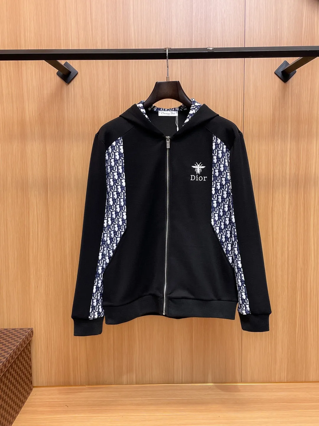 🅿️720 [DIOR Dior] Hot-selling suit is coming. Focus on the original version of the official website. 2025 new hot-selling cardigan and sweatshirt suit. The original order is the best 🇭🇰. It is the meticulous work of top designers for a fitting and perfect upper body effect. All-natural high-quality Tencel Roman cotton 100%, close-fitting comfort, noble and elegant! Original hardware embodies elegance and nobility! Counter size: M-3XL (maximum wear up to 190 pounds)