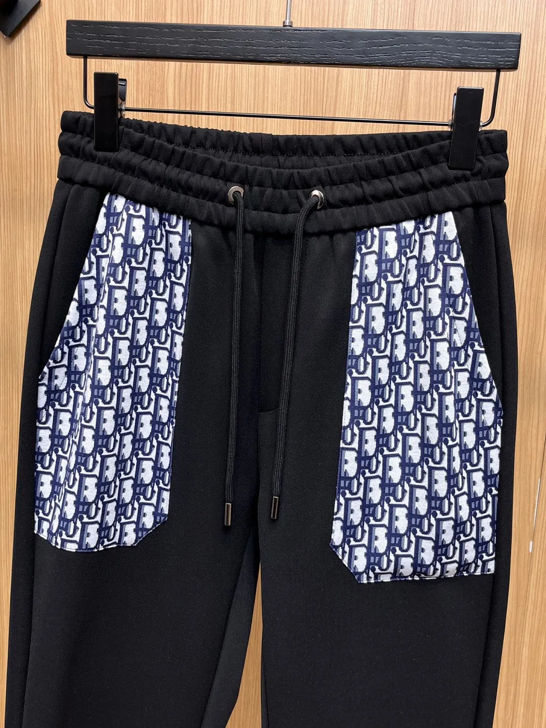🅿️720 [DIOR Dior] Hot-selling suit is coming. Focus on the original version of the official website. 2025 new hot-selling cardigan and sweatshirt suit. The original order is the best 🇭🇰. It is the meticulous work of top designers for a fitting and perfect upper body effect. All-natural high-quality Tencel Roman cotton 100%, close-fitting comfort, noble and elegant! Original hardware embodies elegance and nobility! Counter size: M-3XL (maximum wear up to 190 pounds)