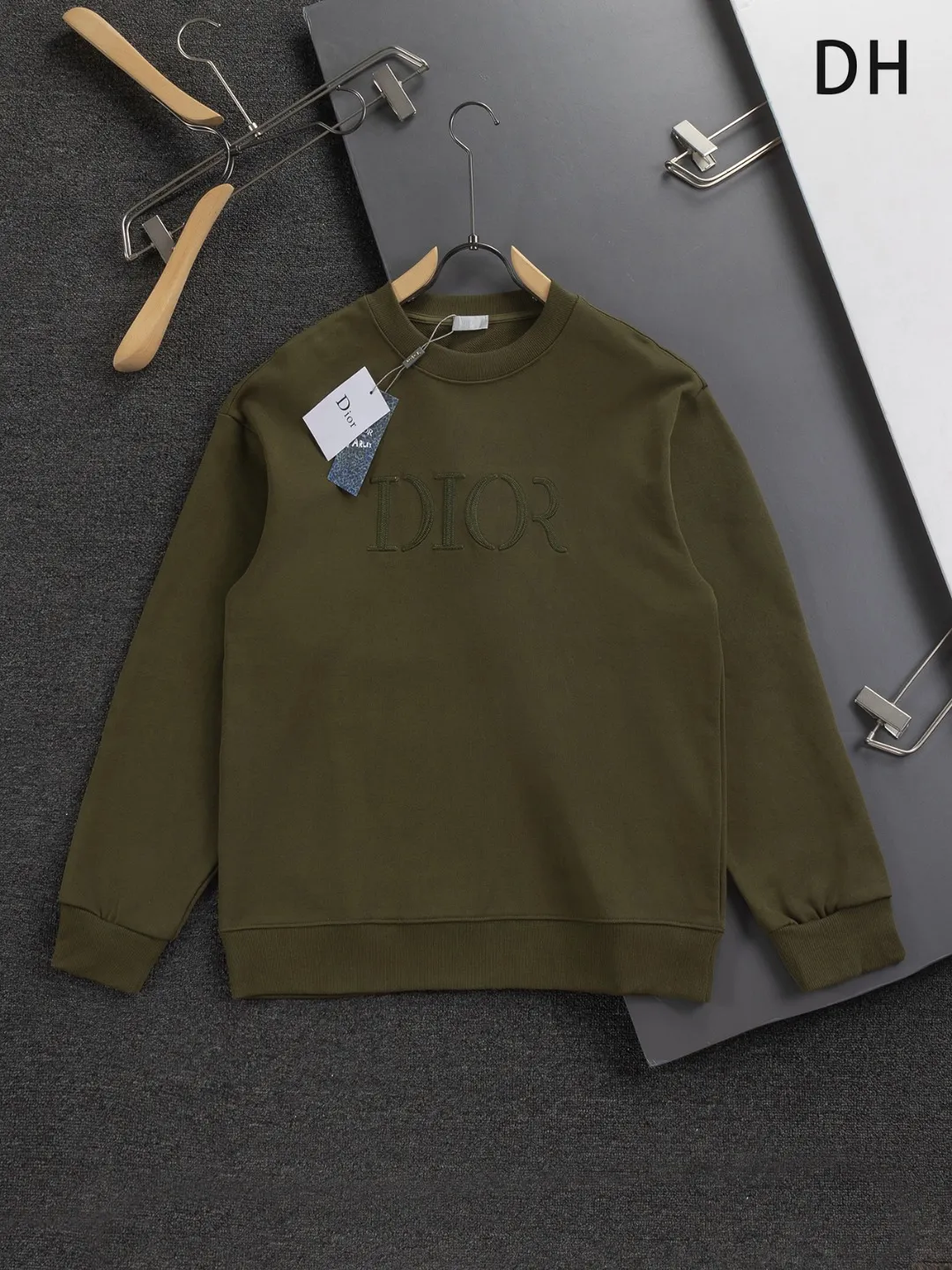 🅿️280 Dior Dior micro wide version CD micro wide version S-Xl 25ss autumn and winter sweatshirt, forever unbeatable, classic style, permanent boutique, counter timeless classic washed style, classic CD letter logo on the chest🪡 embroidery, neckline, sleeve hem, washed heavy craftsmanship logo pattern, heavy craftsmanship, same style for men and women, short-sleeved T-shirt, cotton blended terry jersey fabric, original development This is from the 2025 beachwear limited series. The full-logo jacquard towel highlights the classic Obliave flower. It is matched with an S-shaped round neck and topstitching. It is unique. The whole body is decorated with obliqve jacquard. The ribbed round neck is matched with V-shaped topstitching. Customized accessories. The whole body is customized and developed according to the Y-panel... Complete with three standards, it can control various styles and pay tribute to Dior's historic year! Coupled with the blessing of full-flower cotton material, both the upper body comfort and the existence are unparalleled. It can be said to be a must-have companion in summer. The excellent breathability and comfortable wearing feeling are unparalleled~ Recommended! ! Same style for men and women! Color: Black White Size: S-XL Size chart: S: Shoulder width 51-Bust 56-Length 69 M: Shoulder width 52.5-Bust 58-Length 71 L: Shoulder width 54-Bust 60-Length 73 XL: Shoulder width 55.5-Bust 62-Length 75