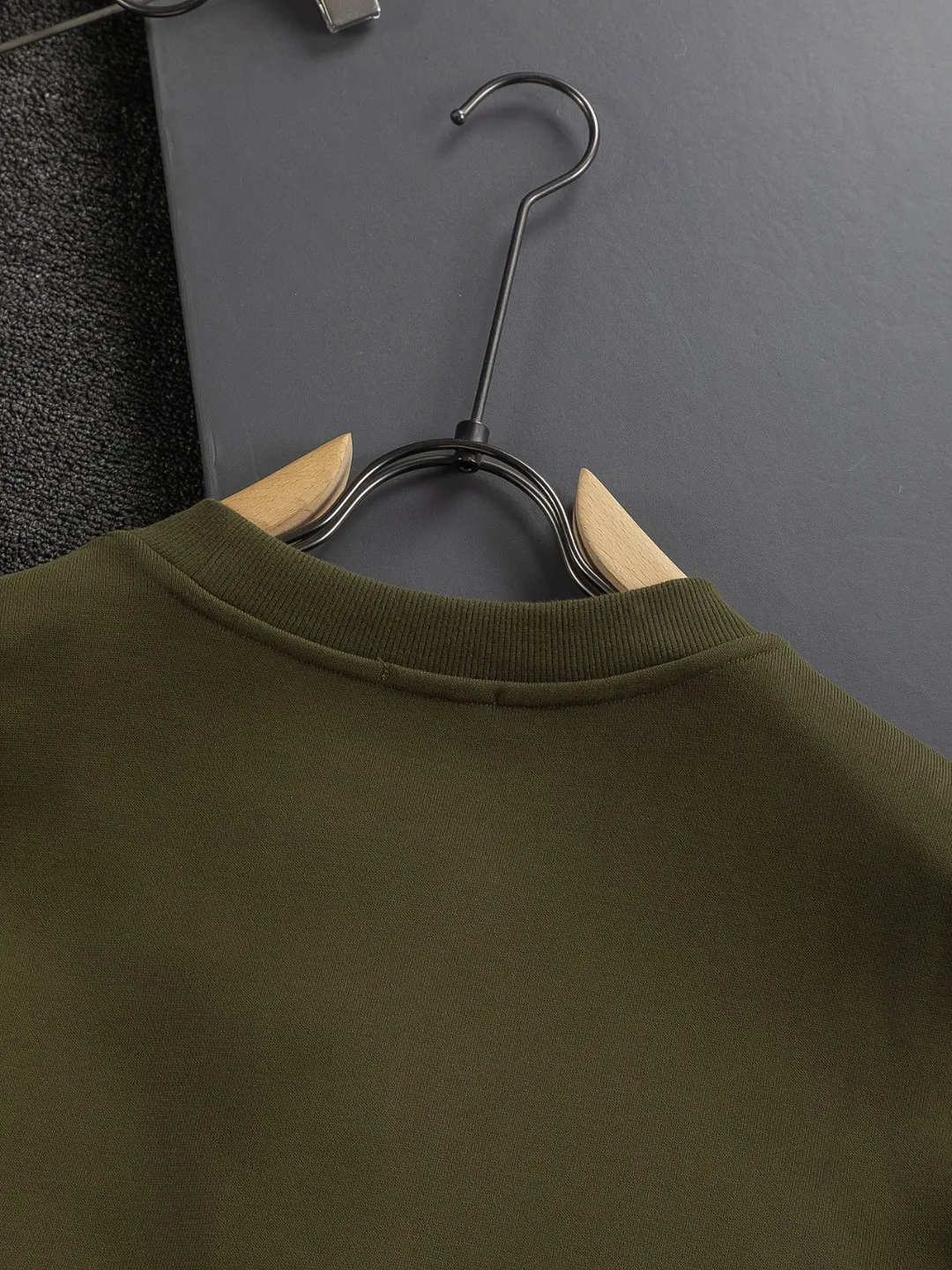 🅿️280 Dior Dior micro wide version CD micro wide version S-Xl 25ss autumn and winter sweatshirt, forever unbeatable, classic style, permanent boutique, counter timeless classic washed style, classic CD letter logo on the chest🪡 embroidery, neckline, sleeve hem, washed heavy craftsmanship logo pattern, heavy craftsmanship, same style for men and women, short-sleeved T-shirt, cotton blended terry jersey fabric, original development This is from the 2025 beachwear limited series. The full-logo jacquard towel highlights the classic Obliave flower. It is matched with an S-shaped round neck and topstitching. It is unique. The whole body is decorated with obliqve jacquard. The ribbed round neck is matched with V-shaped topstitching. Customized accessories. The whole body is customized and developed according to the Y-panel... Complete with three standards, it can control various styles and pay tribute to Dior's historic year! Coupled with the blessing of full-flower cotton material, both the upper body comfort and the existence are unparalleled. It can be said to be a must-have companion in summer. The excellent breathability and comfortable wearing feeling are unparalleled~ Recommended! ! Same style for men and women! Color: Black White Size: S-XL Size chart: S: Shoulder width 51-Bust 56-Length 69 M: Shoulder width 52.5-Bust 58-Length 71 L: Shoulder width 54-Bust 60-Length 73 XL: Shoulder width 55.5-Bust 62-Length 75