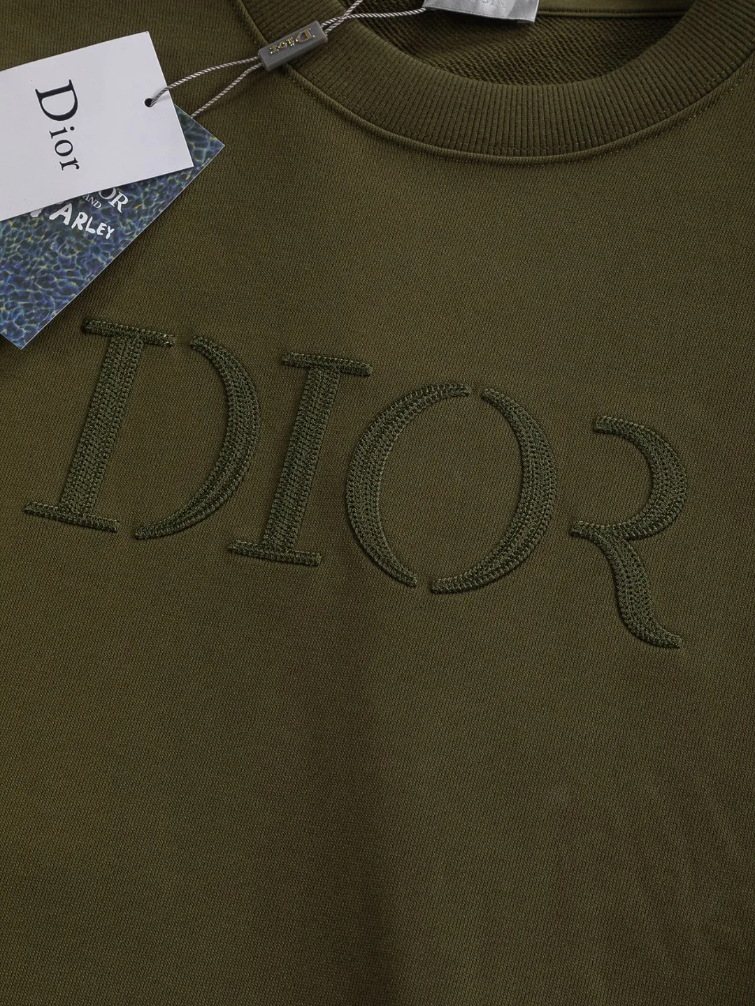🅿️280 Dior Dior micro wide version CD micro wide version S-Xl 25ss autumn and winter sweatshirt, forever unbeatable, classic style, permanent boutique, counter timeless classic washed style, classic CD letter logo on the chest🪡 embroidery, neckline, sleeve hem, washed heavy craftsmanship logo pattern, heavy craftsmanship, same style for men and women, short-sleeved T-shirt, cotton blended terry jersey fabric, original development This is from the 2025 beachwear limited series. The full-logo jacquard towel highlights the classic Obliave flower. It is matched with an S-shaped round neck and topstitching. It is unique. The whole body is decorated with obliqve jacquard. The ribbed round neck is matched with V-shaped topstitching. Customized accessories. The whole body is customized and developed according to the Y-panel... Complete with three standards, it can control various styles and pay tribute to Dior's historic year! Coupled with the blessing of full-flower cotton material, both the upper body comfort and the existence are unparalleled. It can be said to be a must-have companion in summer. The excellent breathability and comfortable wearing feeling are unparalleled~ Recommended! ! Same style for men and women! Color: Black White Size: S-XL Size chart: S: Shoulder width 51-Bust 56-Length 69 M: Shoulder width 52.5-Bust 58-Length 71 L: Shoulder width 54-Bust 60-Length 73 XL: Shoulder width 55.5-Bust 62-Length 75