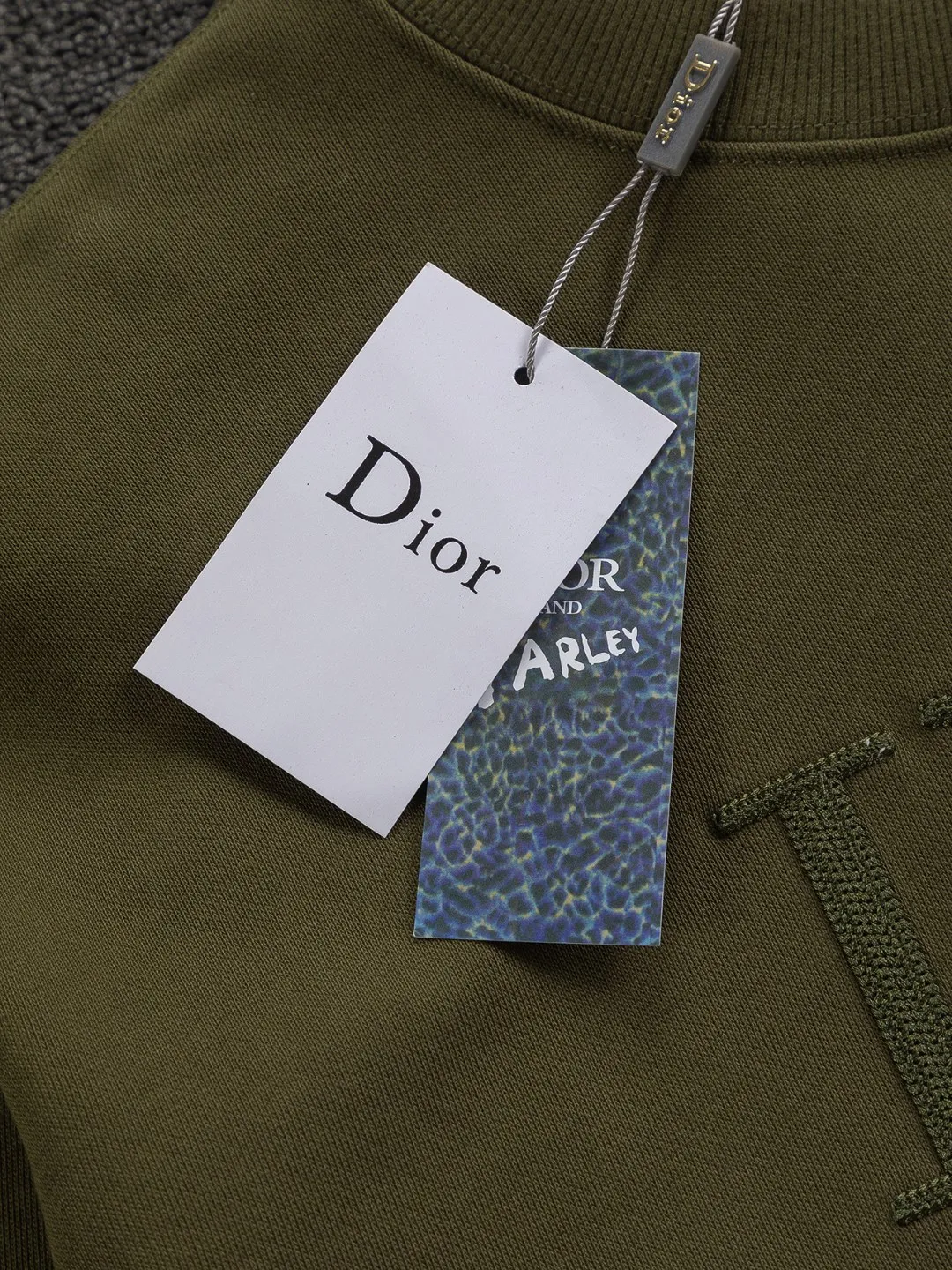 🅿️280 Dior Dior micro wide version CD micro wide version S-Xl 25ss autumn and winter sweatshirt, forever unbeatable, classic style, permanent boutique, counter timeless classic washed style, classic CD letter logo on the chest🪡 embroidery, neckline, sleeve hem, washed heavy craftsmanship logo pattern, heavy craftsmanship, same style for men and women, short-sleeved T-shirt, cotton blended terry jersey fabric, original development This is from the 2025 beachwear limited series. The full-logo jacquard towel highlights the classic Obliave flower. It is matched with an S-shaped round neck and topstitching. It is unique. The whole body is decorated with obliqve jacquard. The ribbed round neck is matched with V-shaped topstitching. Customized accessories. The whole body is customized and developed according to the Y-panel... Complete with three standards, it can control various styles and pay tribute to Dior's historic year! Coupled with the blessing of full-flower cotton material, both the upper body comfort and the existence are unparalleled. It can be said to be a must-have companion in summer. The excellent breathability and comfortable wearing feeling are unparalleled~ Recommended! ! Same style for men and women! Color: Black White Size: S-XL Size chart: S: Shoulder width 51-Bust 56-Length 69 M: Shoulder width 52.5-Bust 58-Length 71 L: Shoulder width 54-Bust 60-Length 73 XL: Shoulder width 55.5-Bust 62-Length 75