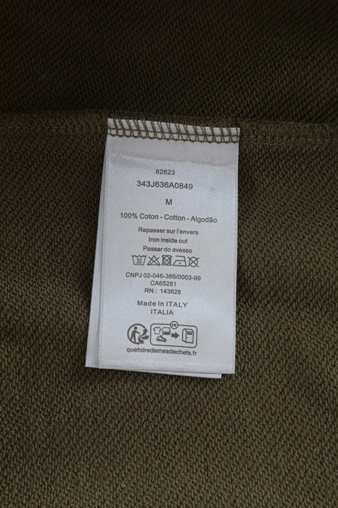 🅿️280 Dior Dior micro wide version CD micro wide version S-Xl 25ss autumn and winter sweatshirt, forever unbeatable, classic style, permanent boutique, counter timeless classic washed style, classic CD letter logo on the chest🪡 embroidery, neckline, sleeve hem, washed heavy craftsmanship logo pattern, heavy craftsmanship, same style for men and women, short-sleeved T-shirt, cotton blended terry jersey fabric, original development This is from the 2025 beachwear limited series. The full-logo jacquard towel highlights the classic Obliave flower. It is matched with an S-shaped round neck and topstitching. It is unique. The whole body is decorated with obliqve jacquard. The ribbed round neck is matched with V-shaped topstitching. Customized accessories. The whole body is customized and developed according to the Y-panel... Complete with three standards, it can control various styles and pay tribute to Dior's historic year! Coupled with the blessing of full-flower cotton material, both the upper body comfort and the existence are unparalleled. It can be said to be a must-have companion in summer. The excellent breathability and comfortable wearing feeling are unparalleled~ Recommended! ! Same style for men and women! Color: Black White Size: S-XL Size chart: S: Shoulder width 51-Bust 56-Length 69 M: Shoulder width 52.5-Bust 58-Length 71 L: Shoulder width 54-Bust 60-Length 73 XL: Shoulder width 55.5-Bust 62-Length 75
