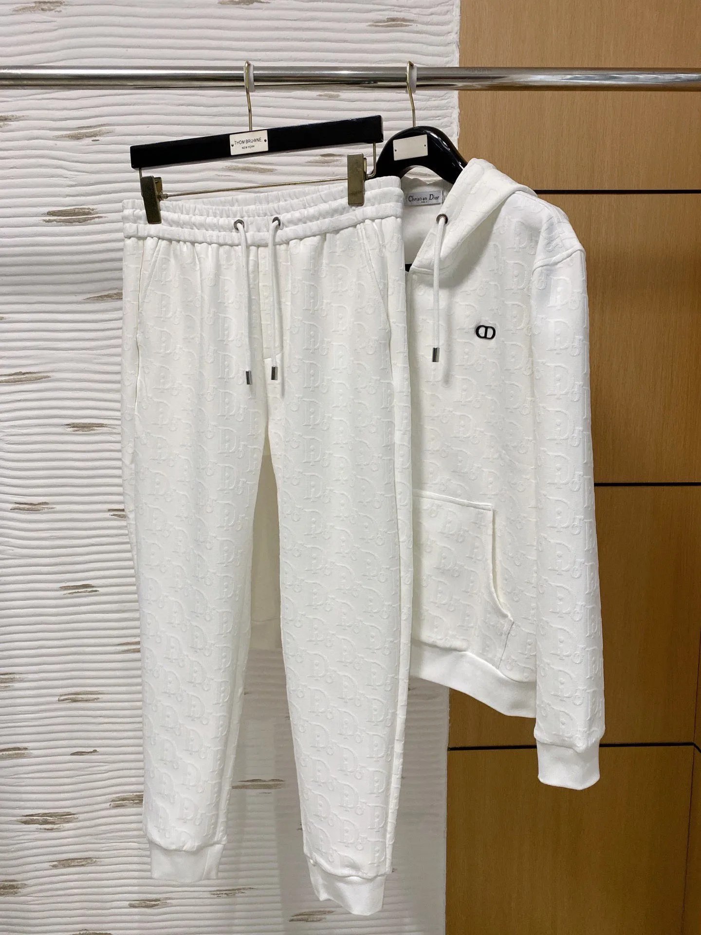 🅿️720 Dior hot-selling suit is coming. Focus on the original version of the official website. 2025 new hot-selling cardigan suit. The original order is the best. 🇭🇰The meticulous work of top designers. It has a fitting and perfect upper body effect. All-natural high-quality Tencel Roman cotton 100%, close-fitting comfort, noble and elegant! Original hardware embodies elegance and nobility! Counter size: M-3XL (maximum wear up to 190 pounds)