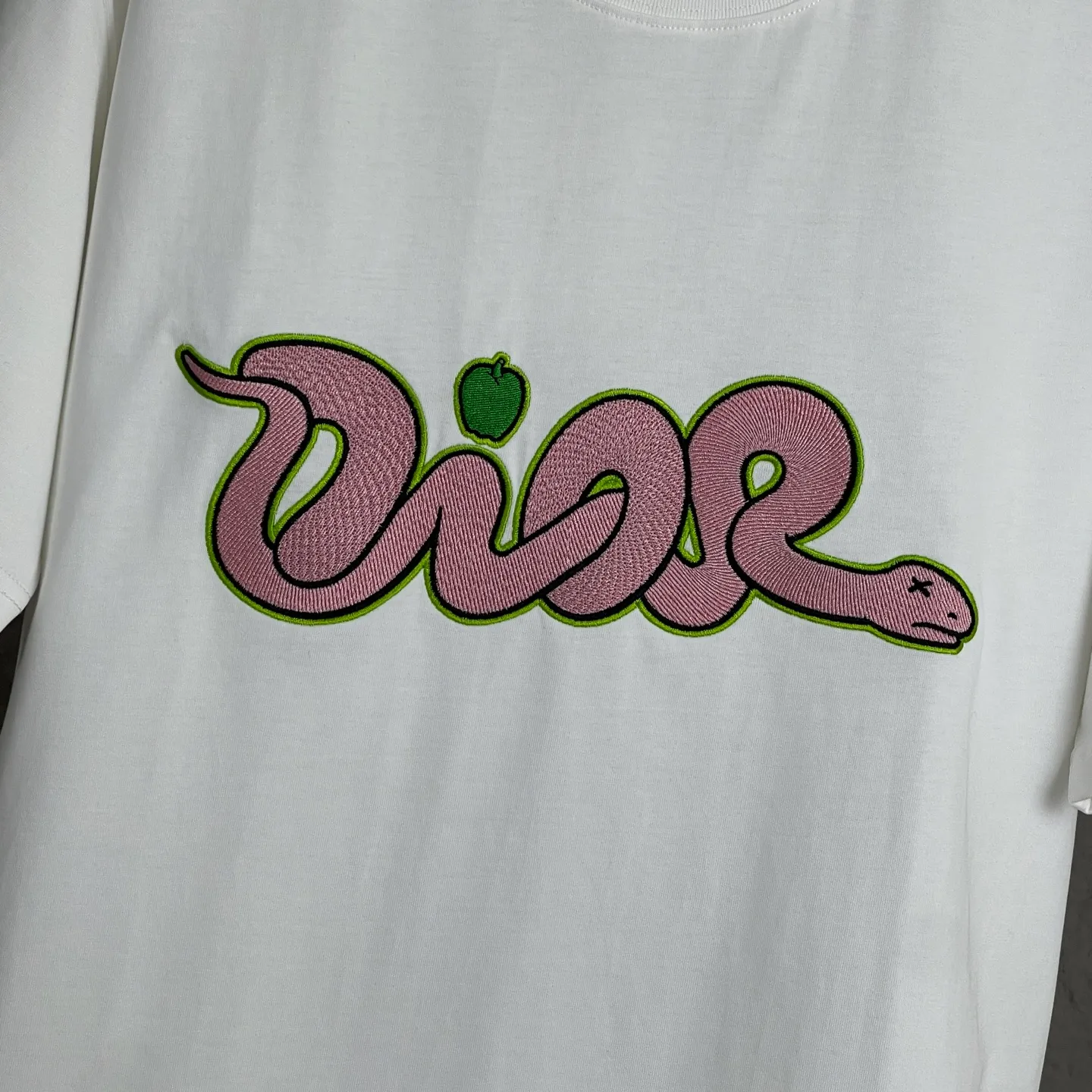 🅿️220 /A87 DIOR Dior fabric upgrade, using 300 full grams of fabric, co-branded embroidery for the Year of the Snake, high-end three-dimensional embroidery technology, exclusive for new original orders, same style for men and women, casual loose-fitting short sleeves, high-end customization, high version, fashionable and versatile, imported fabrics, super soft and delicate feel, skin-friendly and comfortable to wear, high-end boutique High-temperature washing process to ensure that it does not deform or shrink. It is a comfortable and beautiful piece for summer wear! A must-have item for beauty and age reduction! The surface is super fine and smooth, uniform, delicate and soft. It is comfortable to wear and can easily create a cool summer feel. It is easy to hold the upper body and become the focus of the street in minutes. Color: Orange White Size: S-XL
