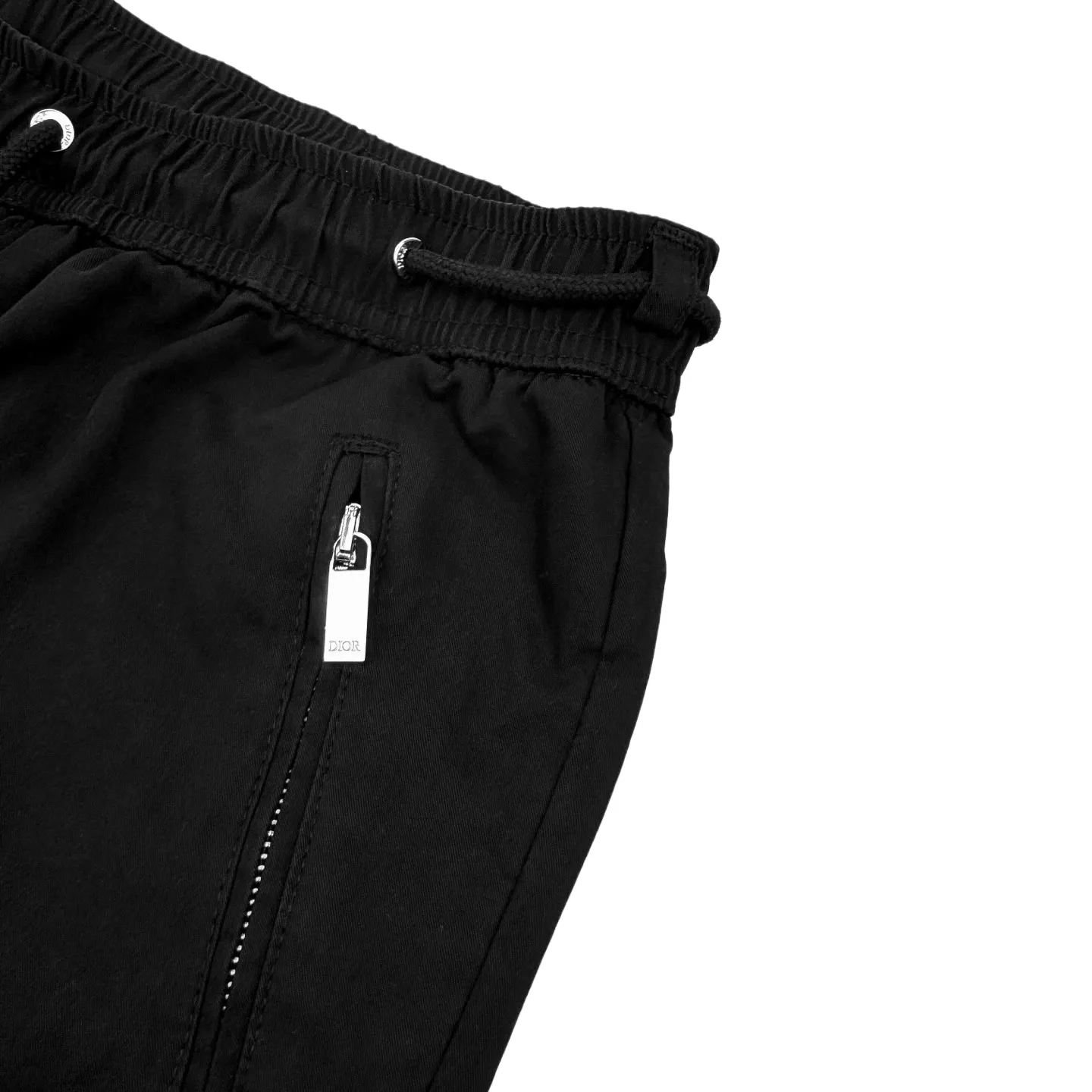 🅿️430 CD 1947 letter embroidered drawstring trousers. Original purchase and development of 11,500. The fabric is made of custom-made shadow cotton twill brocade. Light and elegant, comfortable and close to the skin. Classically dressed in pure black, it outlines the calm style of modern men. The ultimate sense of purity. The side is decorated with Dior Mountain embroidery to enhance the style. It shows the alpine spirit and inspiration from Dior. The classic logo of couture style is penned by the zipper side pocket. Outline the exquisite edge of minimalism, a delicate balance between tough mechanical sense and soft charm, a low-key luxury style, the king of versatility, full of charm, using imported machine embroidery technology, using advanced computer control system and precise mechanical components to realize Dior Mountain embroidery work with high precision, smooth and delicate lines, all washed fabrics, better hand feel, not easy to deform, not easy to shrink, not easy to fade, and maintain long-term beauty. Size:44-46-48-50