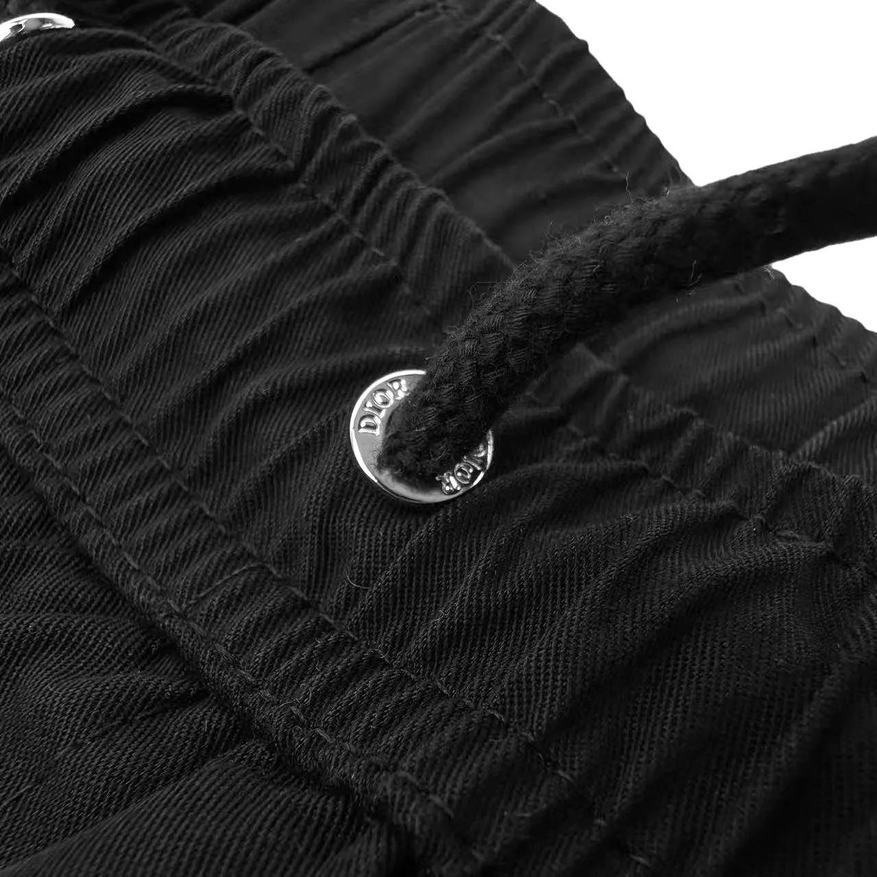 🅿️430 CD 1947 letter embroidered drawstring trousers. Original purchase and development of 11,500. The fabric is made of custom-made shadow cotton twill brocade. Light and elegant, comfortable and close to the skin. Classically dressed in pure black, it outlines the calm style of modern men. The ultimate sense of purity. The side is decorated with Dior Mountain embroidery to enhance the style. It shows the alpine spirit and inspiration from Dior. The classic logo of couture style is penned by the zipper side pocket. Outline the exquisite edge of minimalism, a delicate balance between tough mechanical sense and soft charm, a low-key luxury style, the king of versatility, full of charm, using imported machine embroidery technology, using advanced computer control system and precise mechanical components to realize Dior Mountain embroidery work with high precision, smooth and delicate lines, all washed fabrics, better hand feel, not easy to deform, not easy to shrink, not easy to fade, and maintain long-term beauty. Size:44-46-48-50