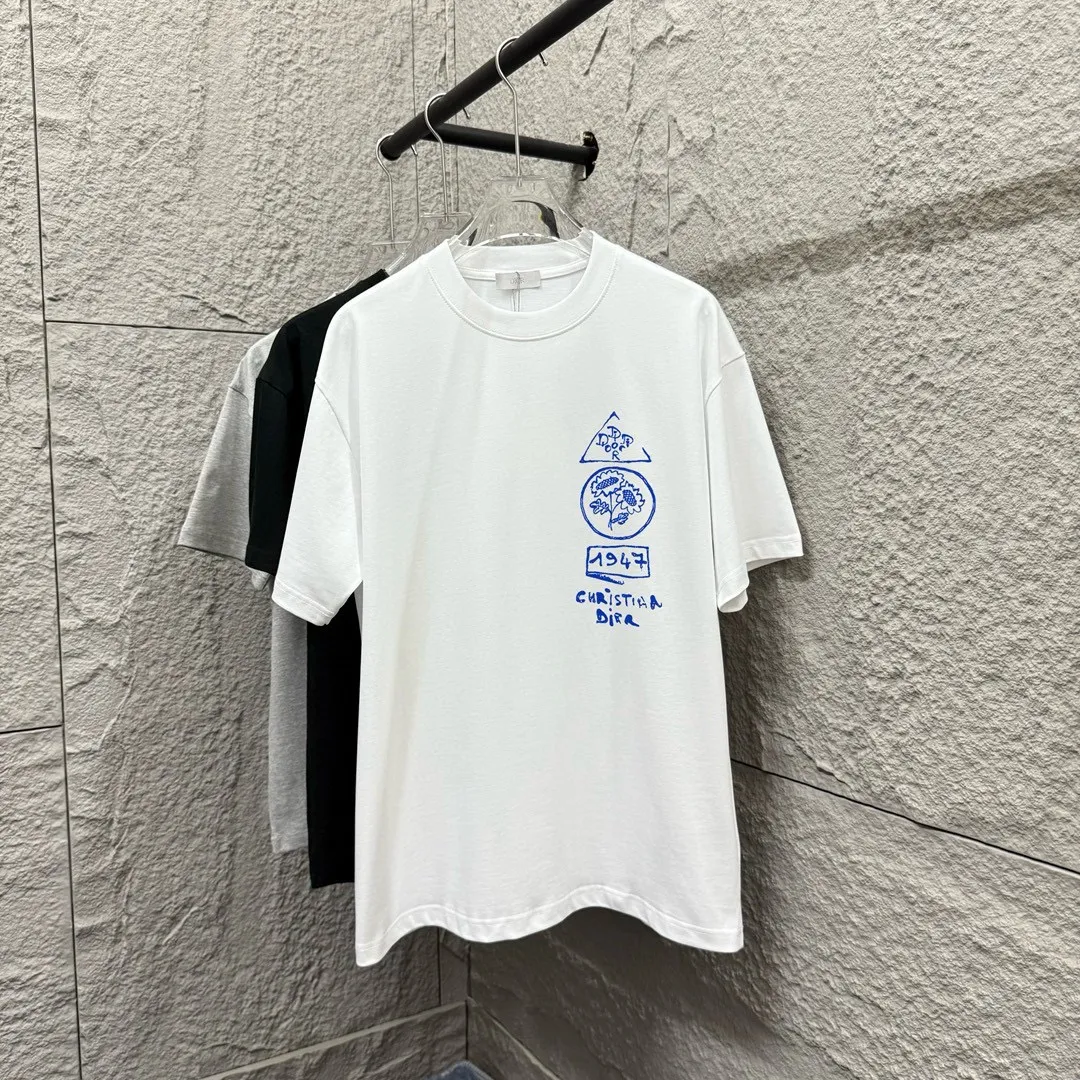 🅿️180 Dio*Dior* 2025 Spring and Summer Style Blue letters printed personalized logo Customized double yarn plain cotton fabric Short-sleeved T-shirt Uniform for men and women Color: White Black Light Blue Size: S (90-130 catties) M (120-150 catties) L (140-165 catties) XL (160-180 catties) XXL (180-210 pounds)