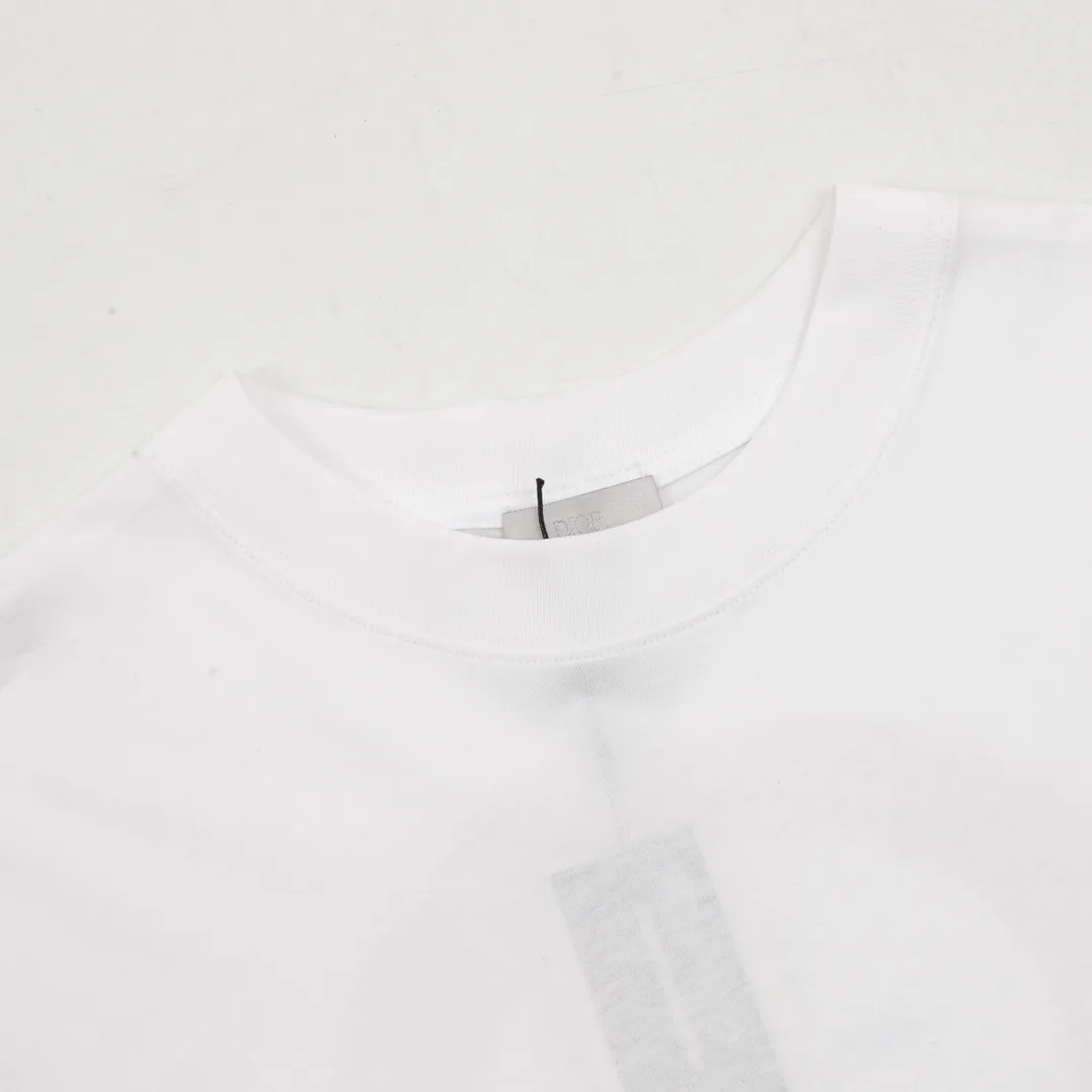 🅿️230 DIOR/Dior botanical painting direct-printed short-sleeved fabric: Made of 32-count double yarn fabric, the fabric is 260 grams after washing, and the Xinjiang cotton custom-woven original fabric has the same weight. Fabric: The thread adopts 1*1 double yarn thread, which is matched with the dyeing in the same vat. Technology: Printing uses digital direct inkjet printing, CANNY direct inkjet printing machine, original 1:1 scan pattern, multi-color matching and multiple printings to achieve the same effect as the original version. This showcases the logo from this season's Dior and Hylton Nel collaboration. Crafted from blue cotton-jersey, it has a classic silhouette with a ribbed crew neck and a contrasting print on the front and back for added style. Relaxed cut, can be worn with sports or. 100% ribbed crew neck with dior and hylton nel print on front and back. Size: XS-L