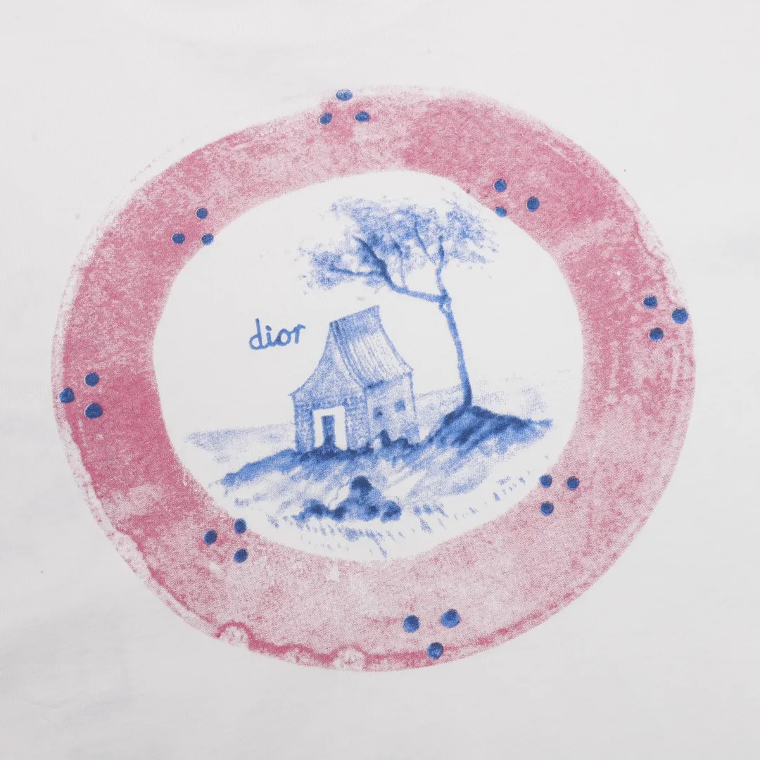 🅿️230 DIOR/Dior botanical painting direct-printed short-sleeved fabric: Made of 32-count double yarn fabric, the fabric is 260 grams after washing, and the Xinjiang cotton custom-woven original fabric has the same weight. Fabric: The thread adopts 1*1 double yarn thread, which is matched with the dyeing in the same vat. Technology: Printing uses digital direct inkjet printing, CANNY direct inkjet printing machine, original 1:1 scan pattern, multi-color matching and multiple printings to achieve the same effect as the original version. This showcases the logo from this season's Dior and Hylton Nel collaboration. Crafted from blue cotton-jersey, it has a classic silhouette with a ribbed crew neck and a contrasting print on the front and back for added style. Relaxed cut, can be worn with sports or. 100% ribbed crew neck with dior and hylton nel print on front and back. Size: XS-L