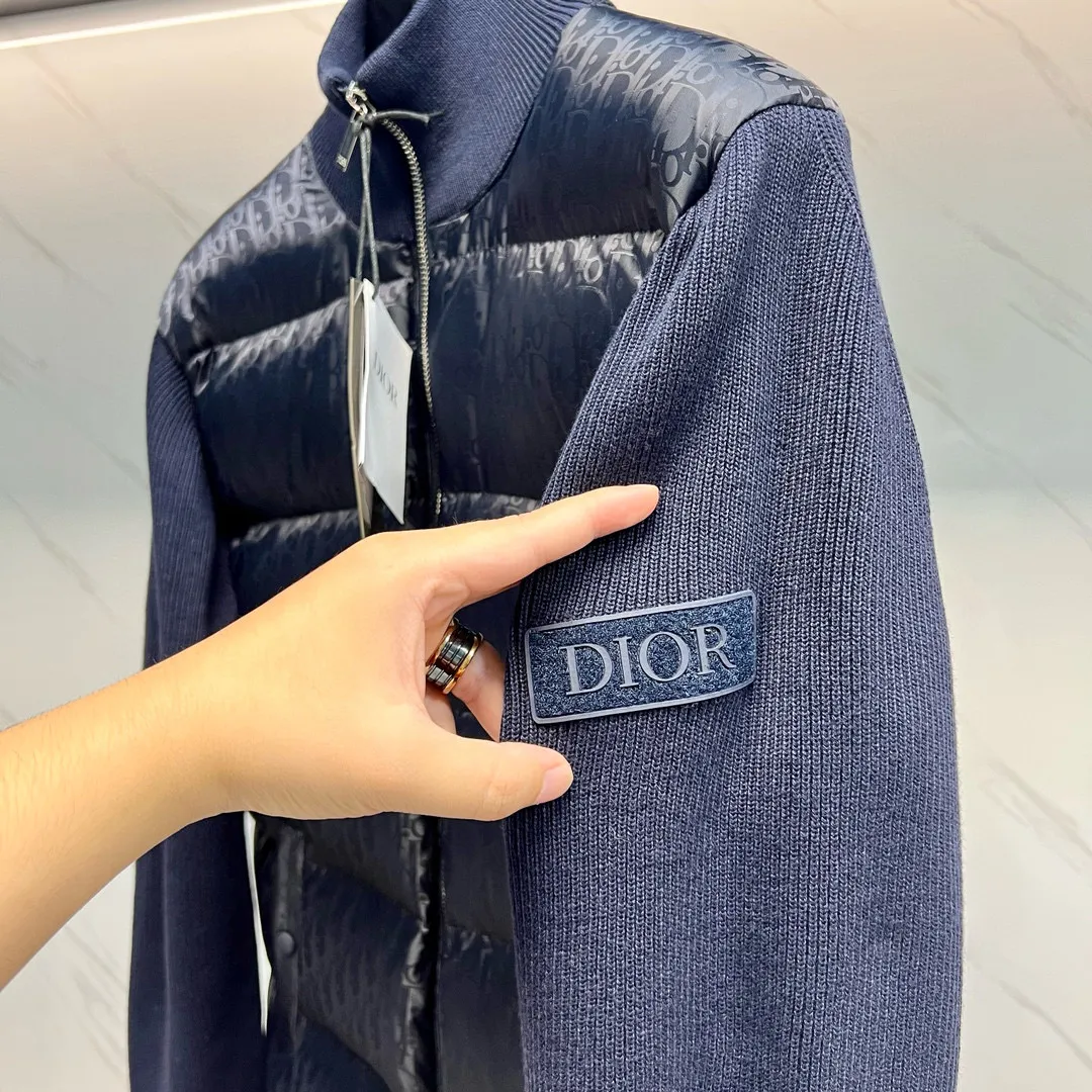 🅿️800 Dior CD Home Navy Blue Our very slow hardware comes from the hardware zippers and electroplating process imported from Taiwan. You can compare my zipper with other zippers. You can listen to the sound of the zipper. It is tight, smooth, and smooth. Secondly, our buttons are all facing in one direction. The buttons use the latest technology TPU apron. The reset is more sensitive than ordinary metal. The tensioner damping has higher accuracy in each hand, is more wear-resistant, and is more durable. Third, please note that wool products are bound to pill, but the probability of pilling varies depending on the time and place of use (it is recommended not to buy it). Fourth, please put mothballs on wool products when they are not being worn. The fabric is still made using Japan's Mitsubishi Textile jacquard technology with a high density of 150,000 stitches per square centimeter. It is then dip-dyed with pure water from Japan's Komatsu Refining Co., Ltd. in non-circulating segments, ensuring that every square foot of cloth on your body can be colorful with small color difference and energetic reflections can be seen on the sides. All pockets are made of pure cotton TR cloth. Pockets are the places we touch most during use. It may be touched hundreds of times a day, so we insist on saving money, and you can't tell if we can reduce the cost by 10 yuan. However, in order to pursue durability, and the original FK, we still choose the fabric used to make overalls as pocket cloth. This kind of fabric is widely used to make overalls, suit pants, suits, outdoor camping, and jungle trekking fabrics, so there is no problem if you touch your pockets hundreds of times a day. 95% pure white duck down, top-notch world-destroying version, and only made in one order. Hurry up and put it on the shelves, it may be taken off the shelves soon. Color: black, navy blue, gray Size: 44, 46, 48, 50, 52